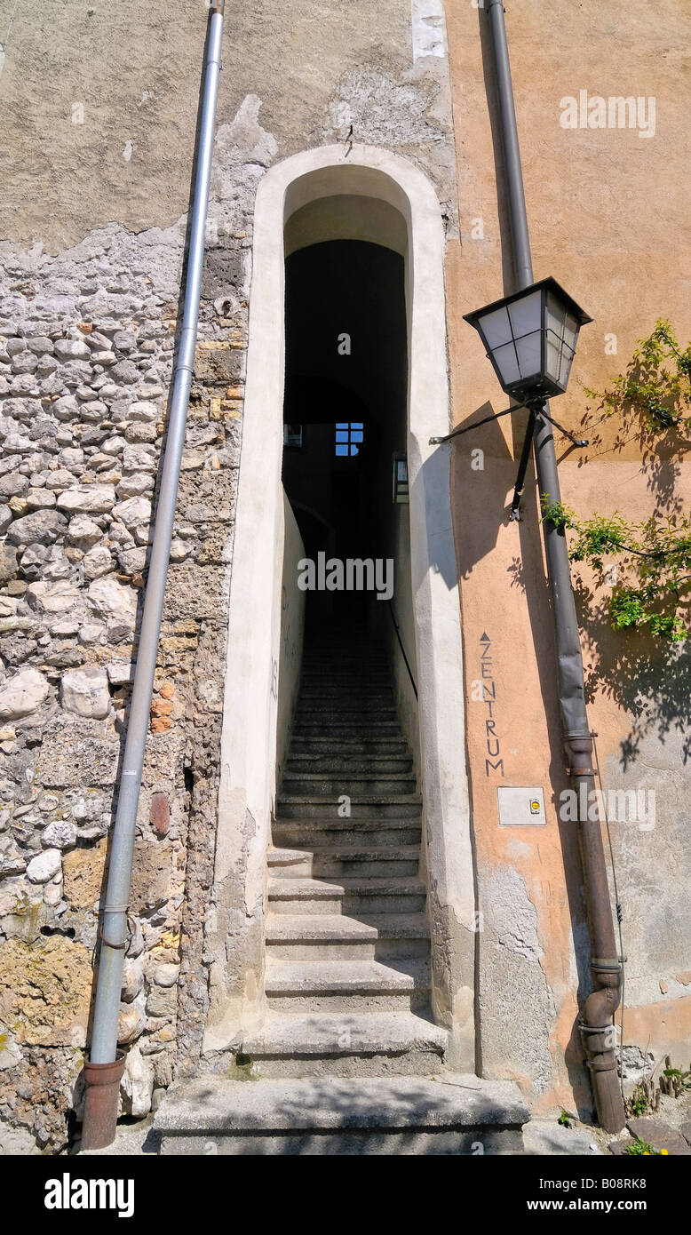 Stretta scalinata coperto tra due edifici nel centro storico di Hall in Tirolo, Austria Foto Stock