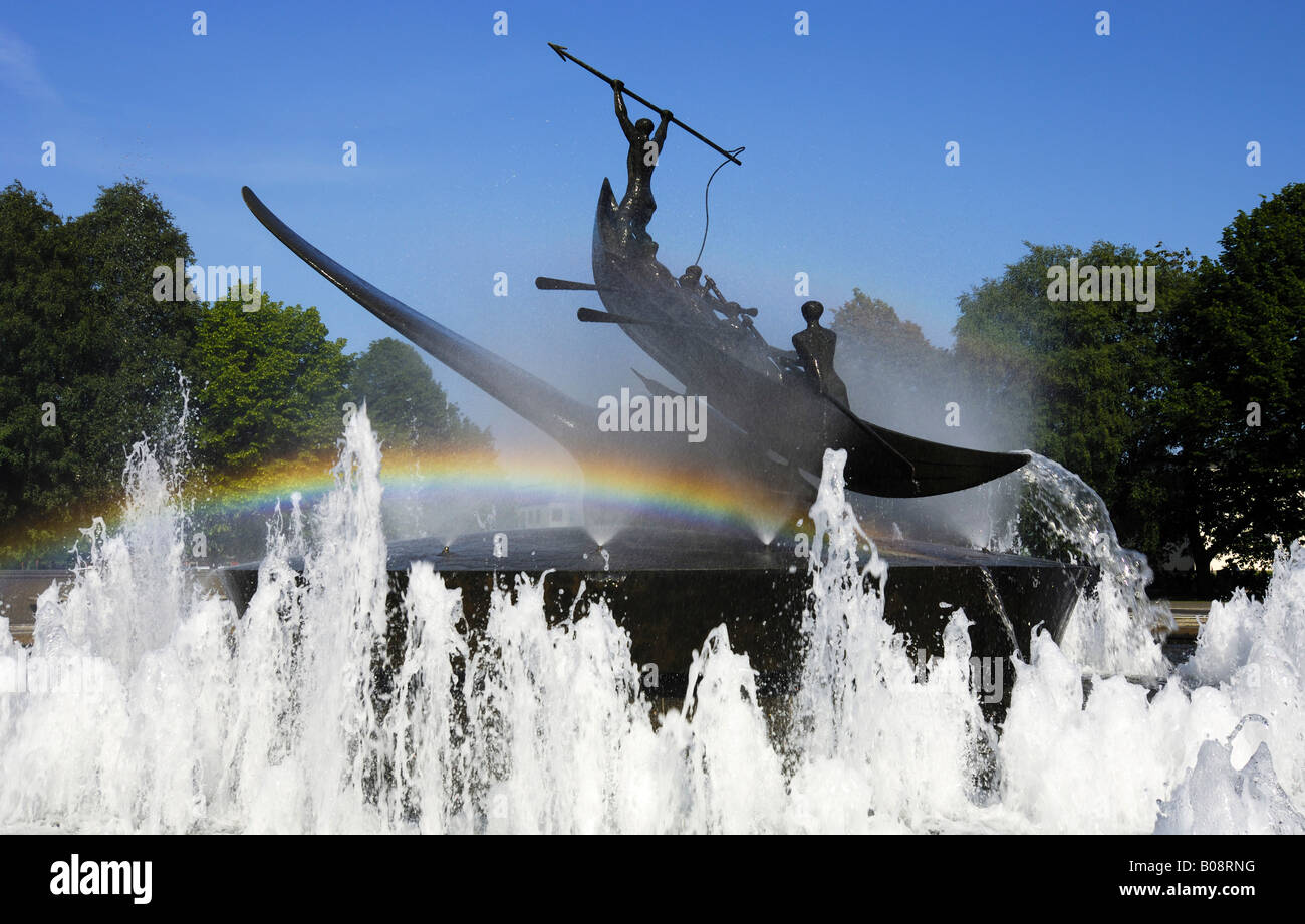 Rainbow su controverso monumento baleniera circondata da una fontana creato da scultore norvegese Knut Steen Sandefjord, giubbotto Foto Stock