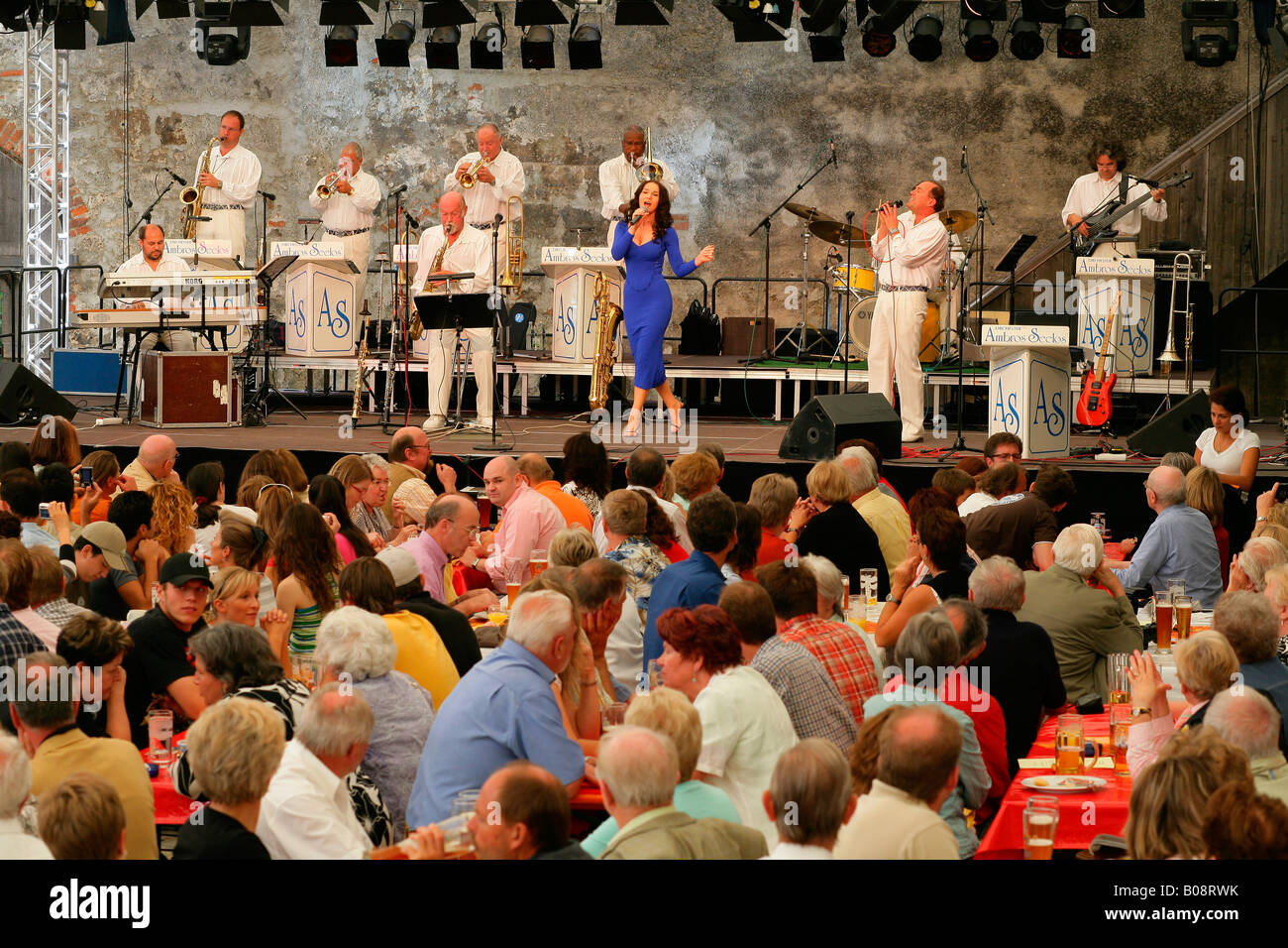 Ambros Seelos e banda effettuando in corrispondenza di un festival di musica jazz in Muehldorf am Inn, Baviera, Germania Foto Stock