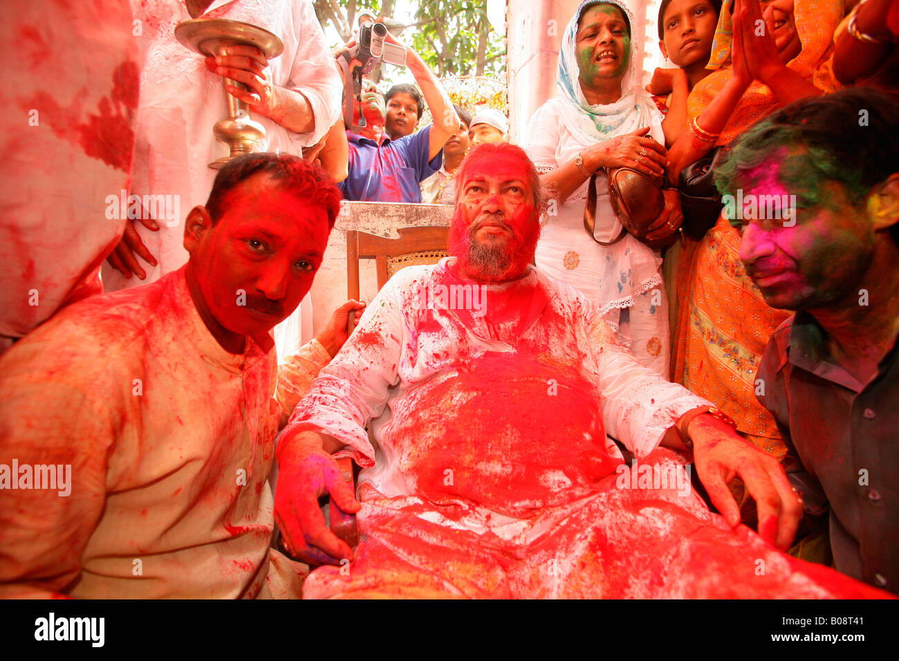 Hazrat Shah Mohammed Hasnain Hasni Mian Sahib Niazi durante un matrimonio, santuario Sufi, Bareilly, Uttar Pradesh, India, Asia Foto Stock