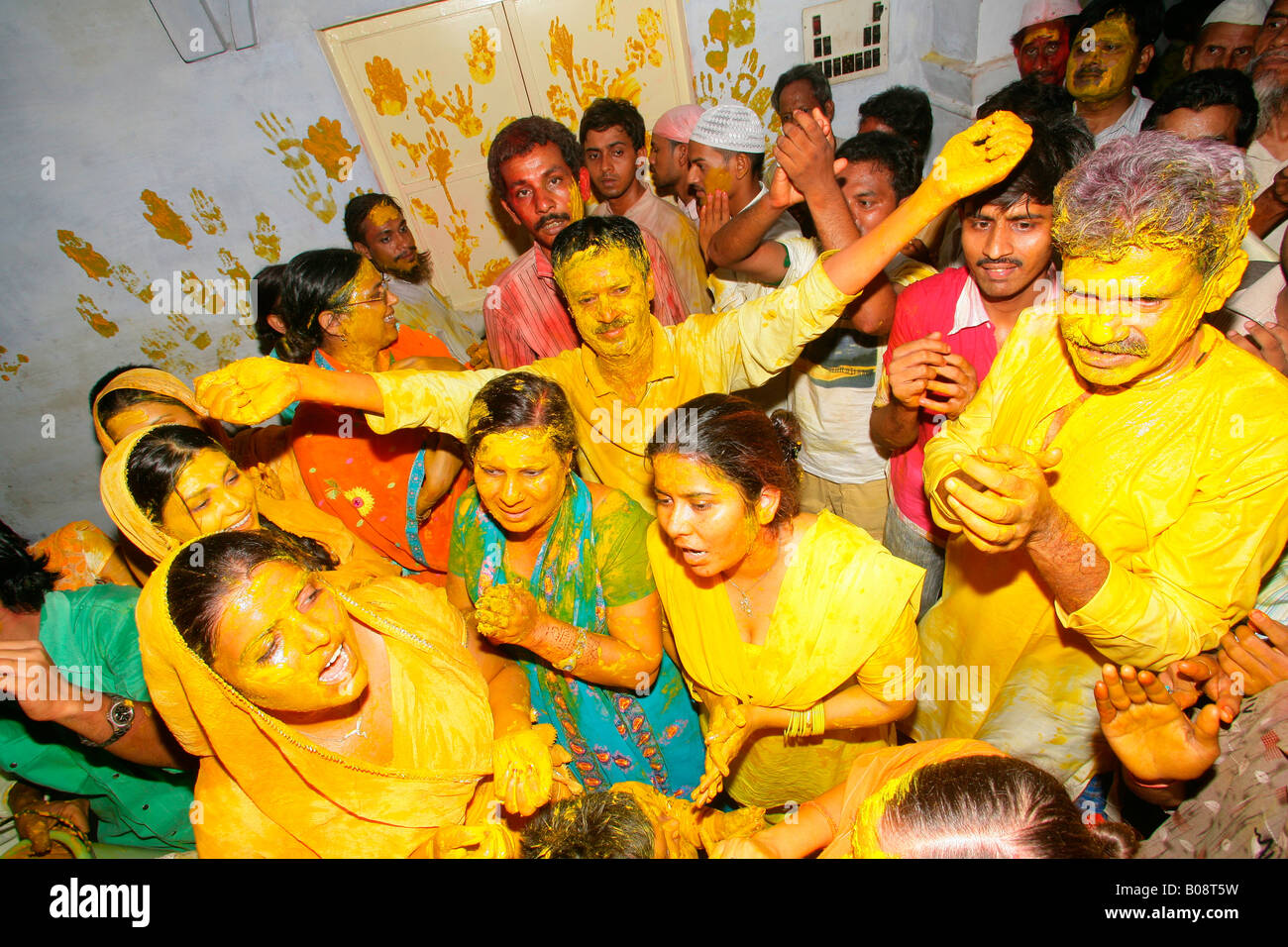 Ballerini durante un matrimonio, santuario Sufi, Bareilly, Uttar Pradesh, India, Asia Foto Stock