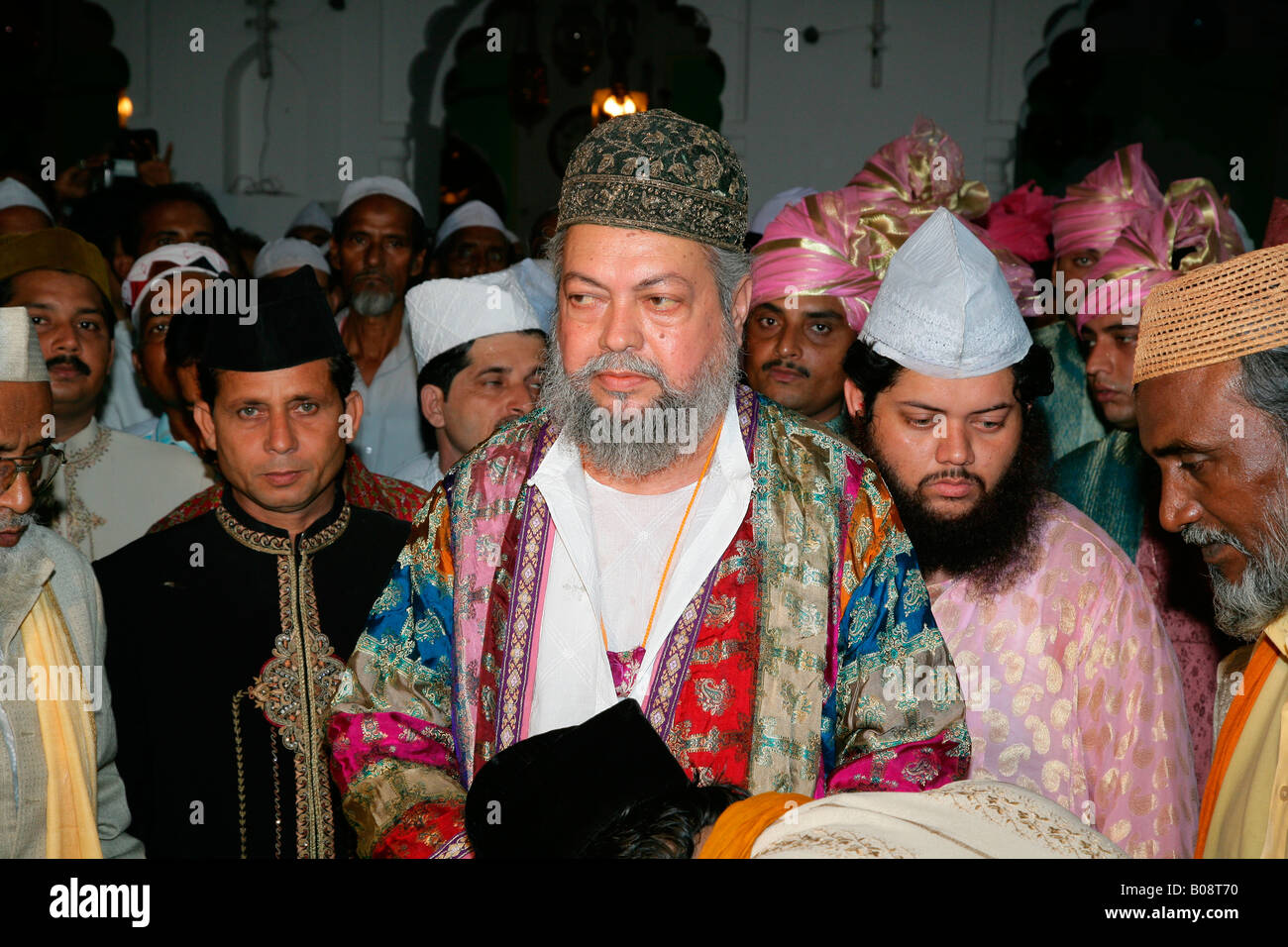 Hazrat Shah Mohammed Hasnain Hasni Mian Sahib Niazi durante un matrimonio, santuario Sufi, Bareilly, Uttar Pradesh, India, Asia Foto Stock