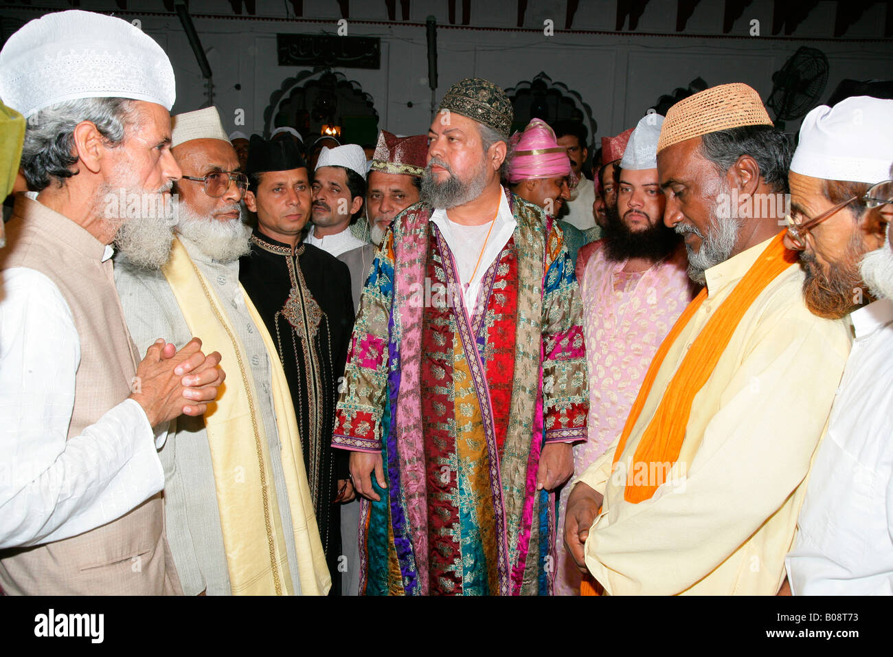 Hazrat Shah Mohammed Hasnain Hasni Mian Sahib Niazi durante un matrimonio, santuario Sufi, Bareilly, Uttar Pradesh, India, Asia Foto Stock