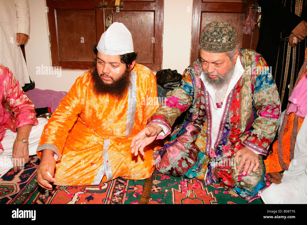 Hazrat Shah Mohammed Hasnain Hasni Mian Sahib Niazi e suo figlio Sheik Medimir Naizi durante un matrimonio, santuario Sufi, Bareilly, Ut Foto Stock