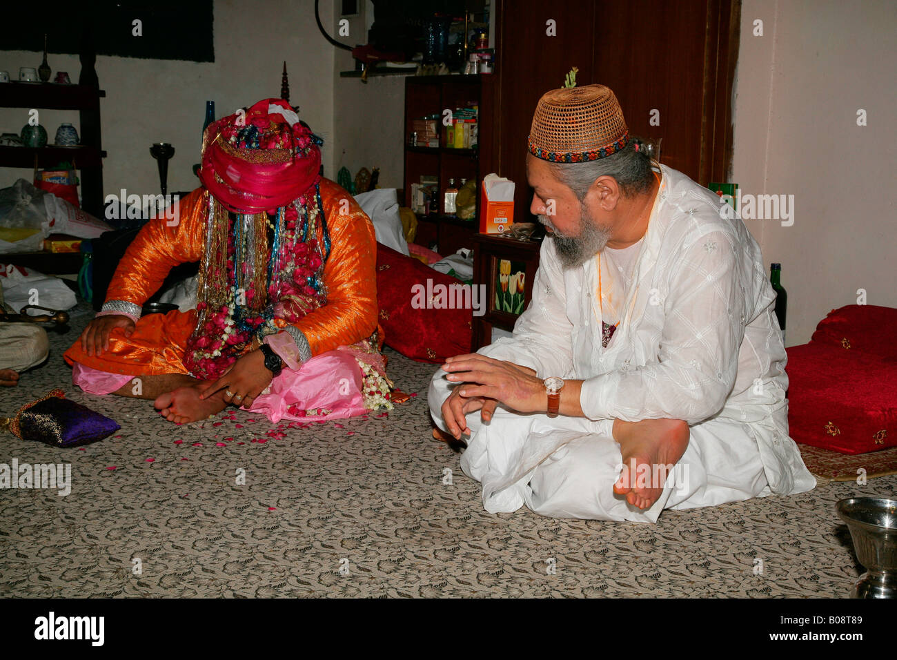 Hazrat Shah Mohammed Hasnain Hasni Mian Sahib Niazi e suo figlio Sheik Medimir Naizi durante un matrimonio che si teneva in un santuario Sufi in B Foto Stock