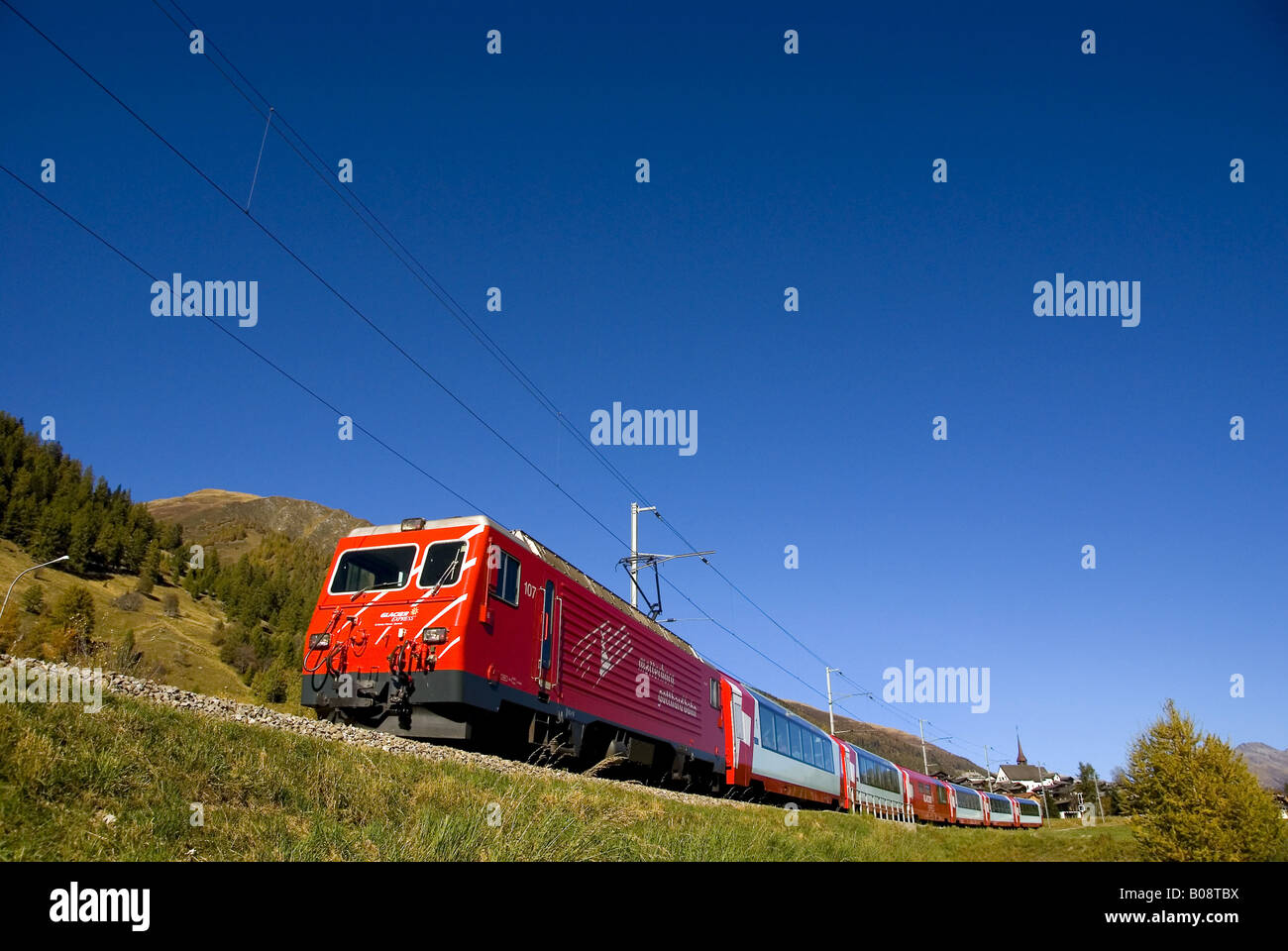 Il Glacier Express vicino Muenster, Svizzera Vallese Foto Stock