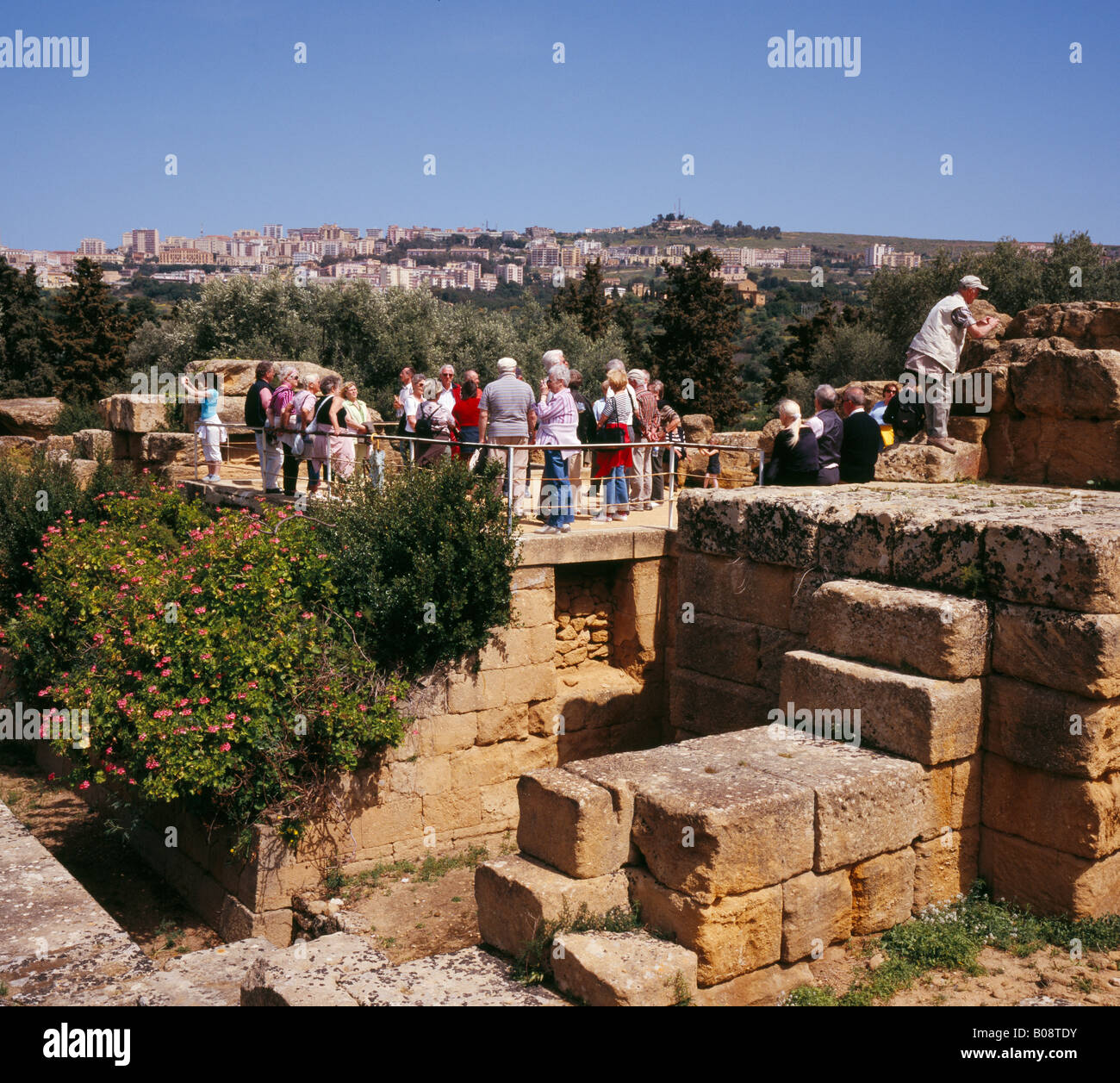 I turisti che visitano il tempio di Giove Giove o Zeus Valle dei Templi di Agrigento Sicilia Italia UE. Foto Stock