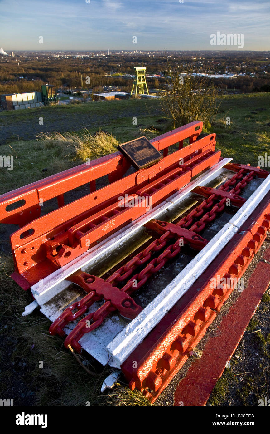 Il bivio con la catena convogliatore sull'heap Haniel e vista sul copricapo della miniera di carbone Prosper-Haniel, Germania, né Foto Stock