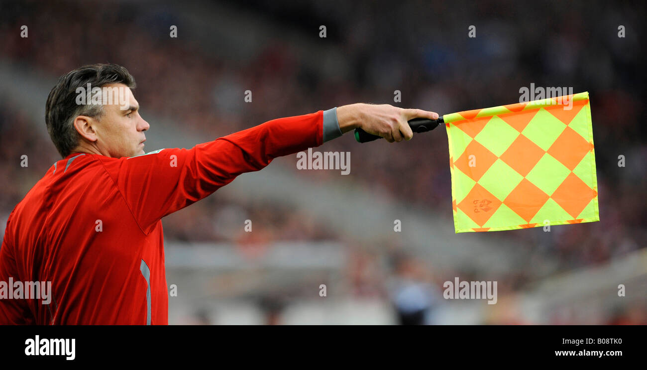 Arbitro assistente Josef MAIER in una partita di calcio che mostra bandiera, posizione di fuorigioco Foto Stock