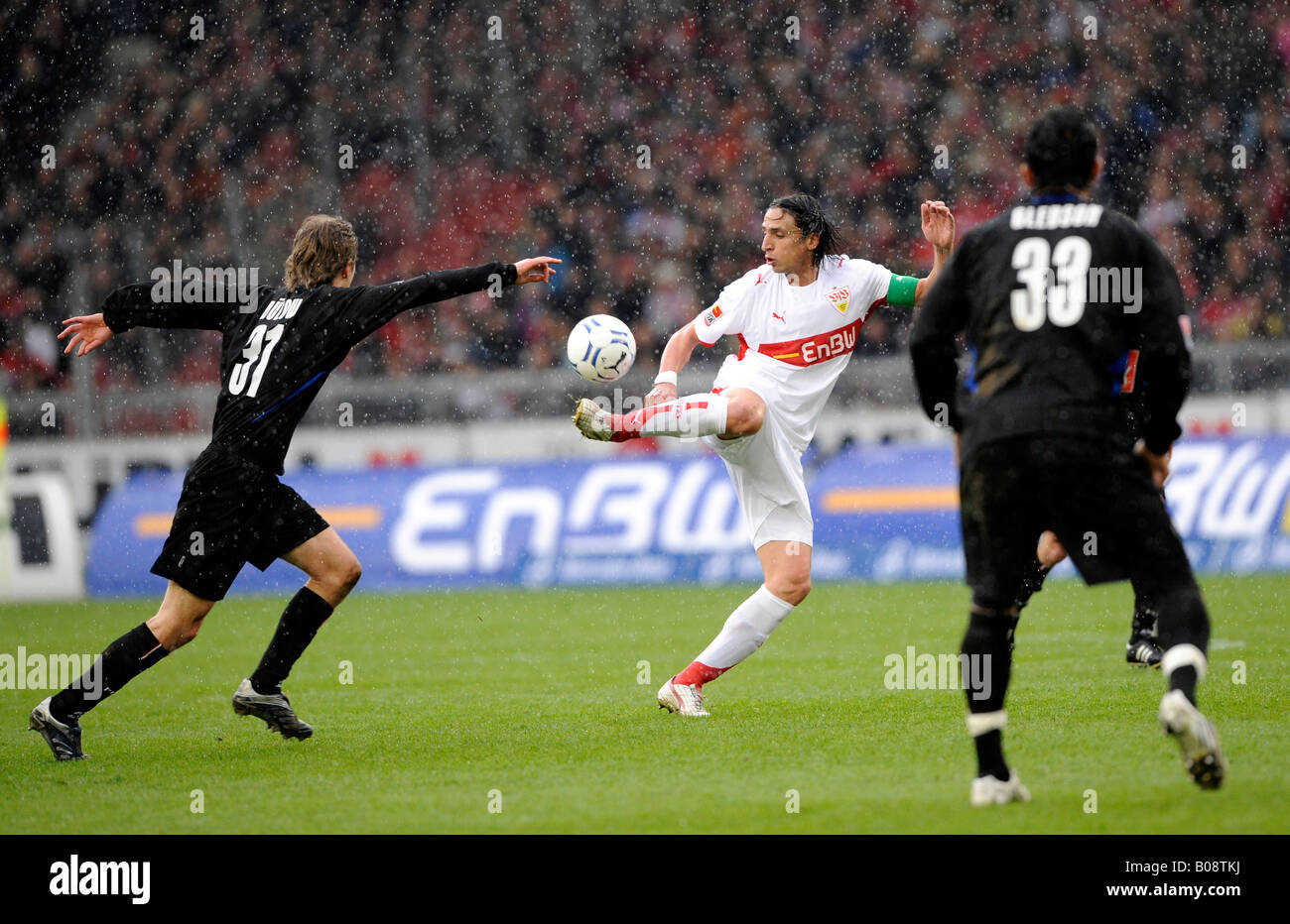 Affrontare tra Kai BUeLOW, FC Hansa Rostock (sinistra) e Fernando MEIRA, VfB Stuttgart (centrale) e GLEDSON, FC Hansa Rostock (ri Foto Stock