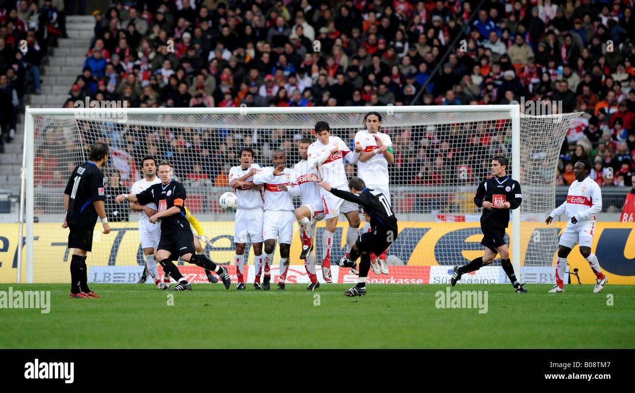Free Kick da Tobias RATHGEB, FC Hansa Rostock, contro la parete del VfB Stuttgart Foto Stock