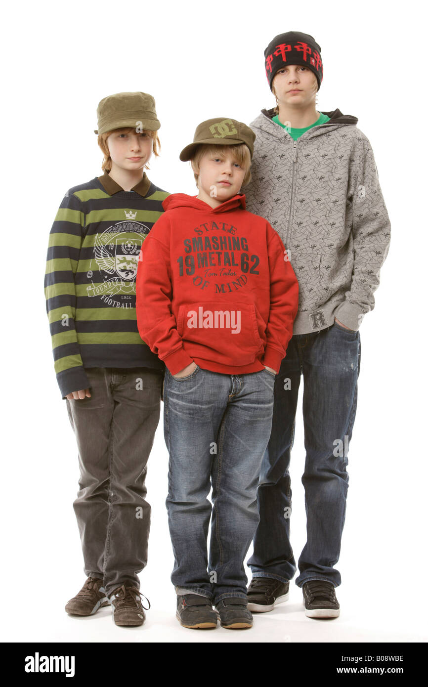 Tre ragazzi, 10, 12 e 13 anni, che indossa berretti, cappelli Foto Stock