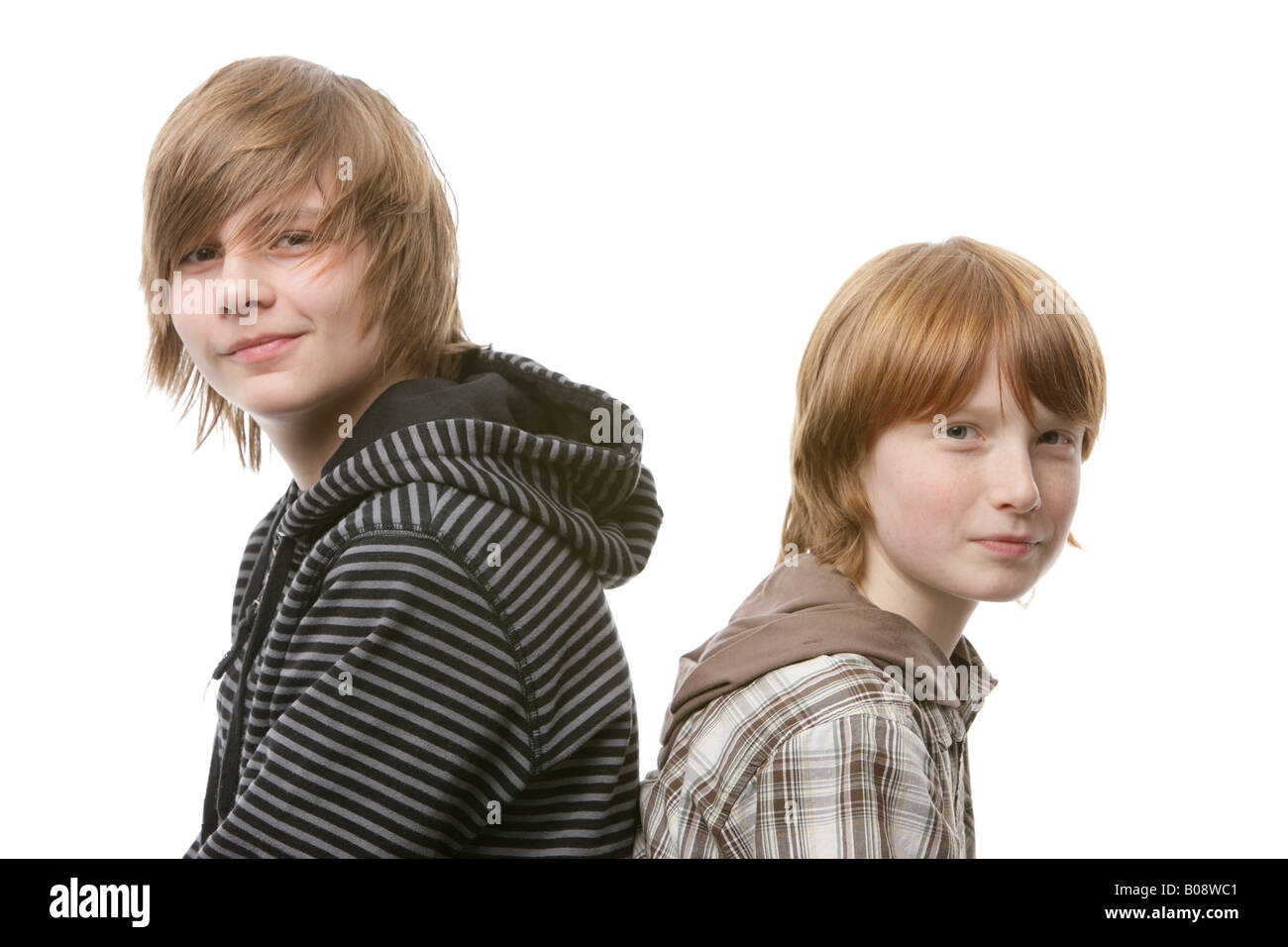 Due ragazzi di 12 e 13 anni, dorso a dorso Foto Stock