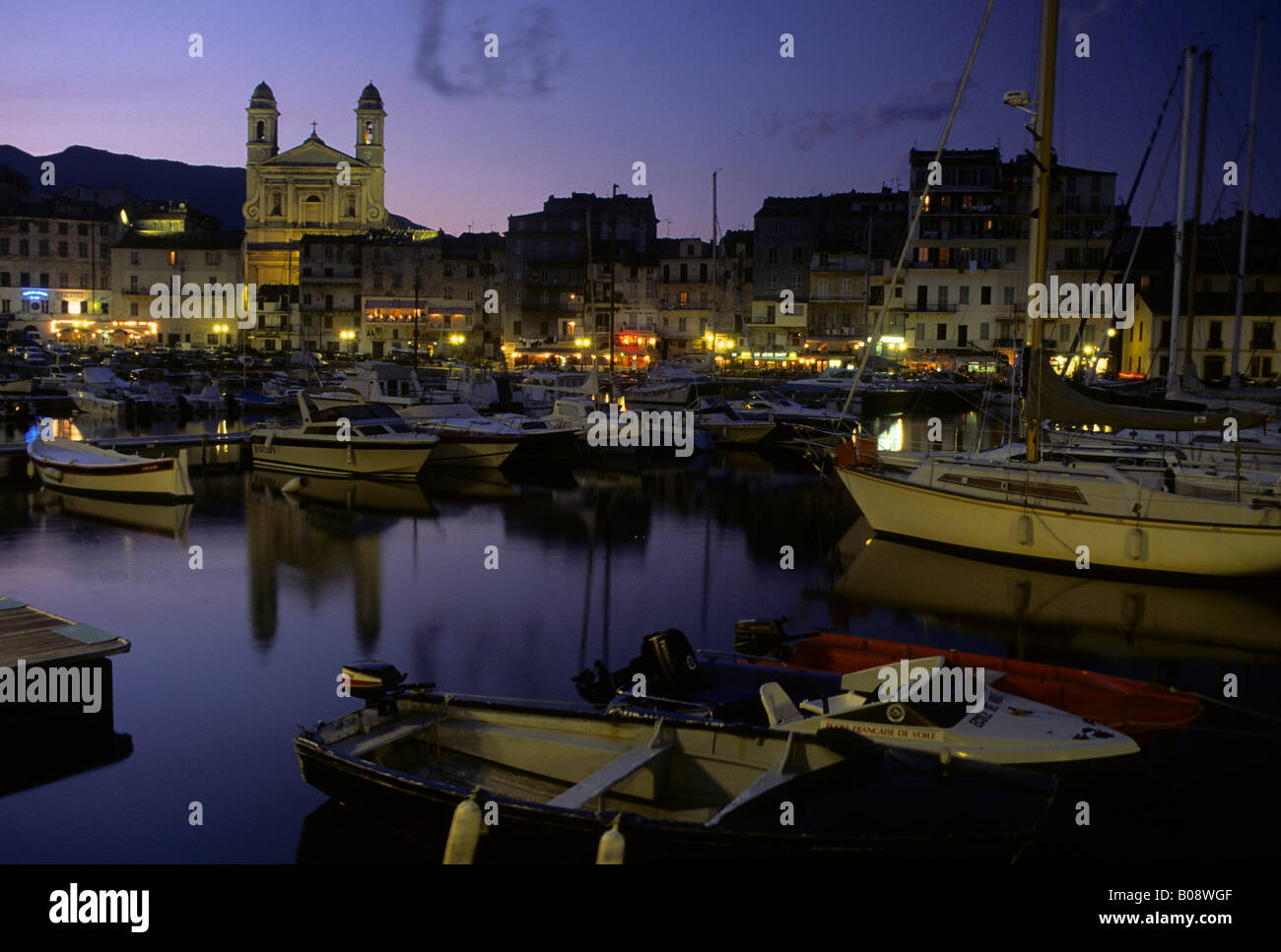 Vecchia Marina al crepuscolo e di San Giovanni Battista (retro), Bastia, Corsica, Francia Foto Stock