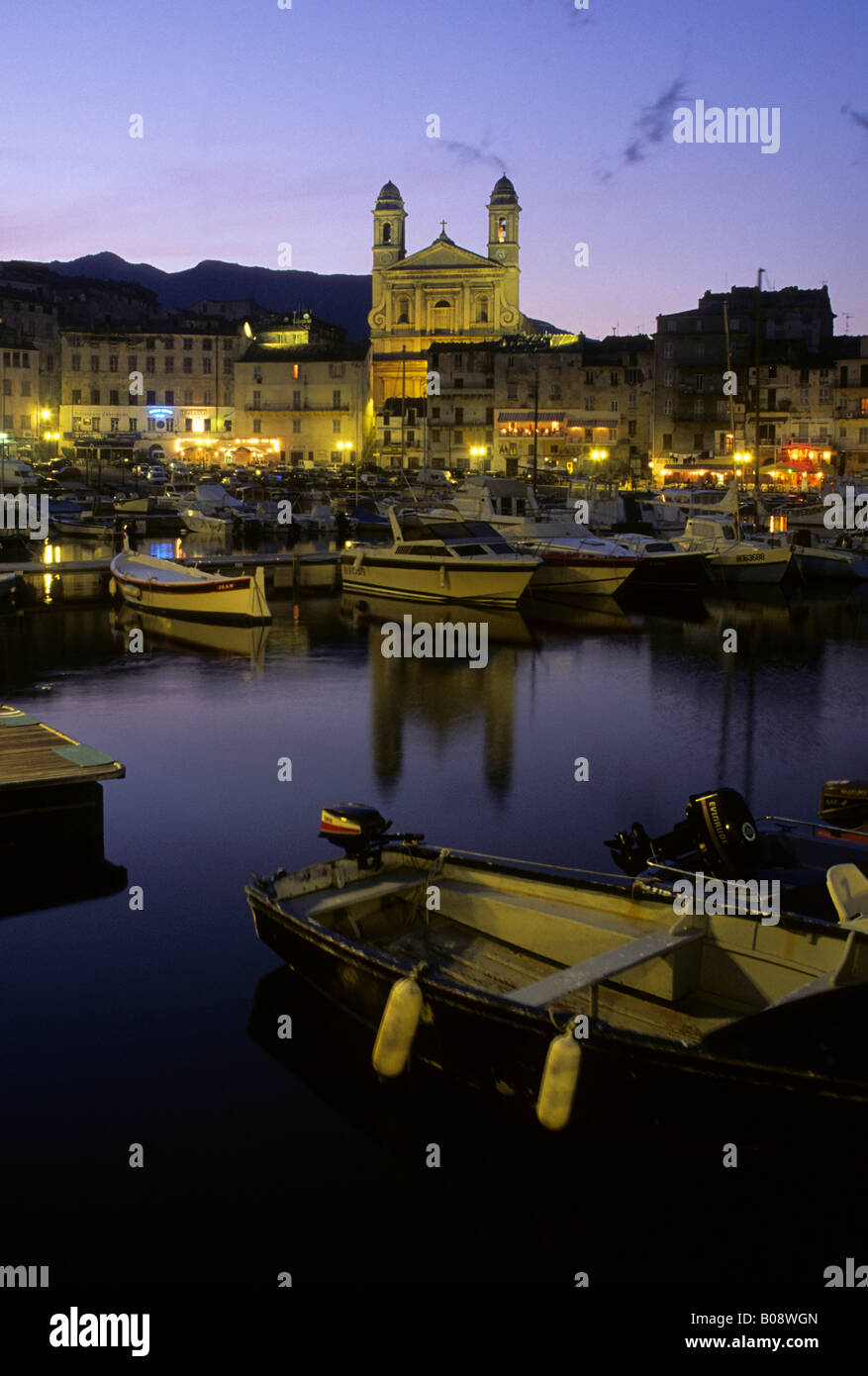 Vecchia Marina al crepuscolo e di San Giovanni Battista (retro), Bastia, Corsica, Francia Foto Stock