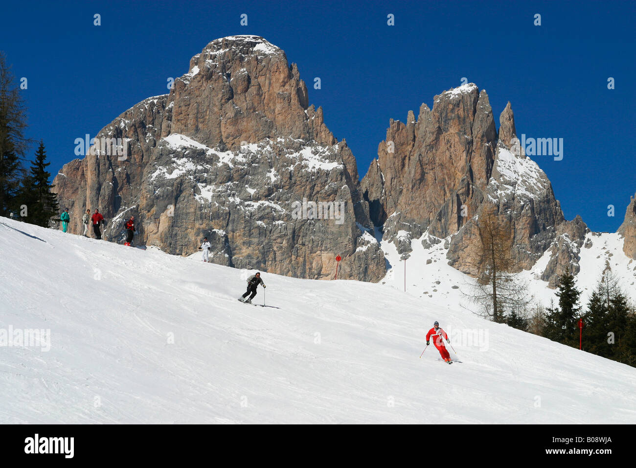 Gruppo Lankofel (indietro) e sciatori sulle piste del comprensorio sciistico Campitello-col Rodella, Canazei, Val di Fassa, Trentino, Italia Foto Stock