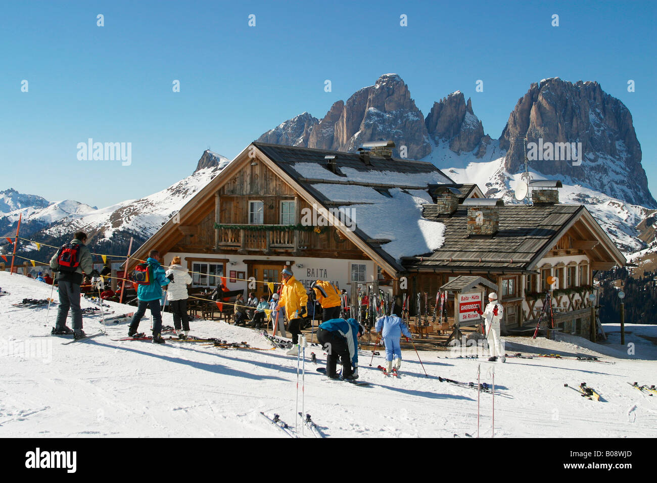 Gherdeccia cabina e il gruppo Lankofel (retro), Canazei Ski Resort, Val di Fassa, Trentino, Italia Foto Stock