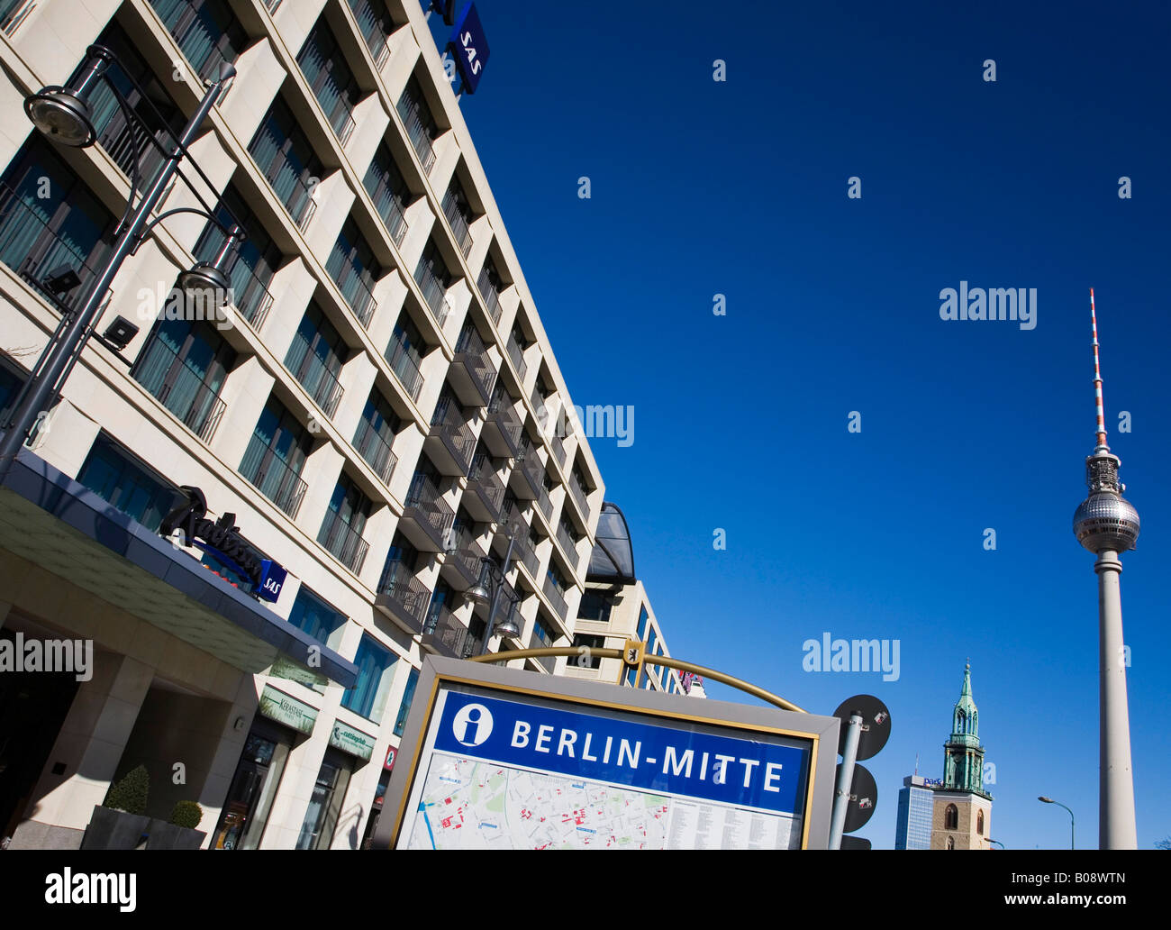 Informazioni segno con la mappa stradale, Berlin-Mitte, Berlino, Germania Foto Stock