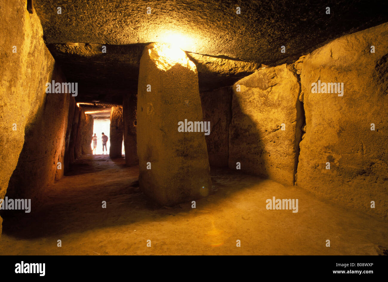 Dolmen de Menga, età del bronzo sepoltura camera (dolmen), Antequera, provincia di Malaga, Andalusia, Spagna Foto Stock