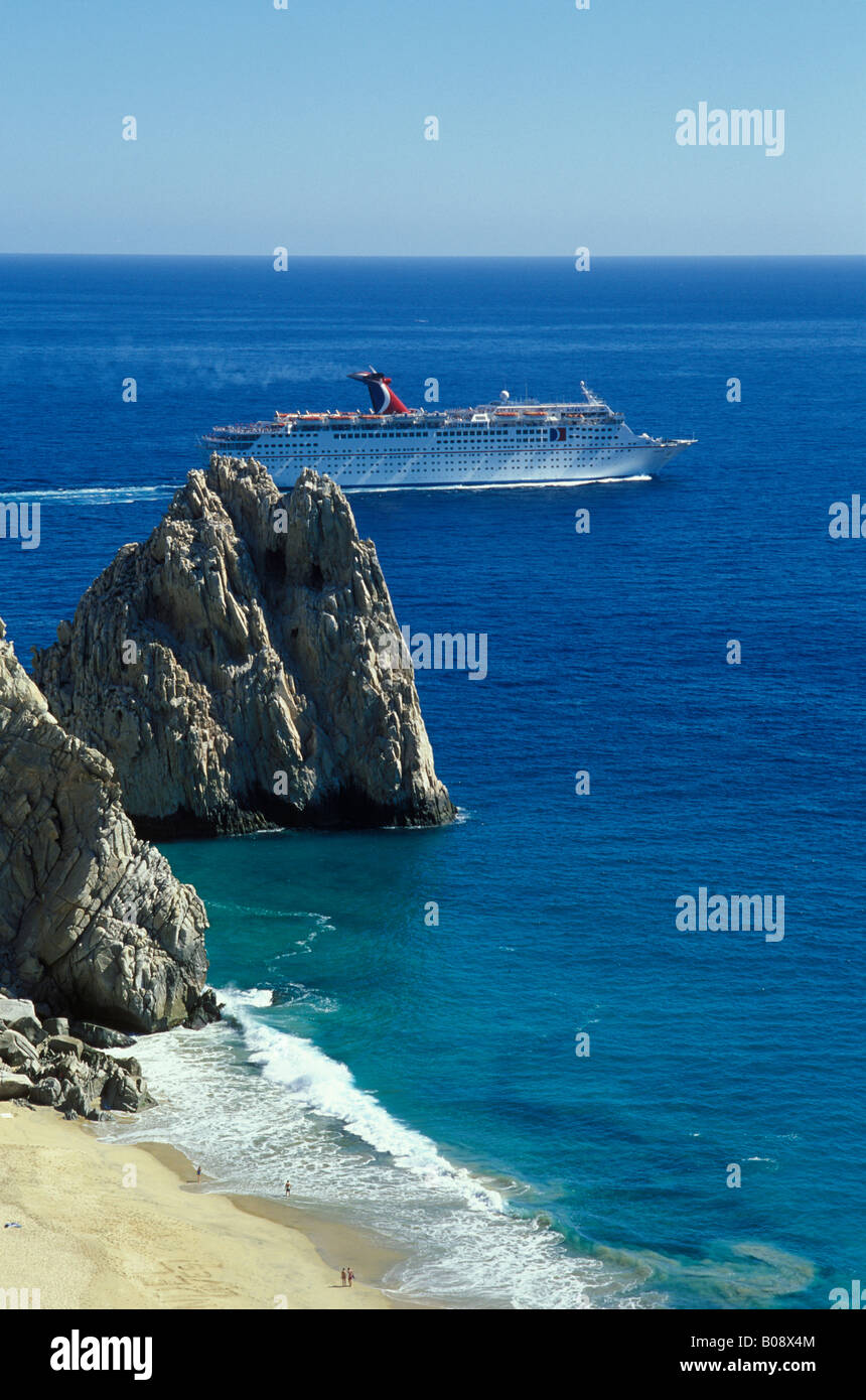 La nave di crociera passando la spiaggia e le scogliere di Cabo San Lucas, Baja California Sur, Messico Foto Stock