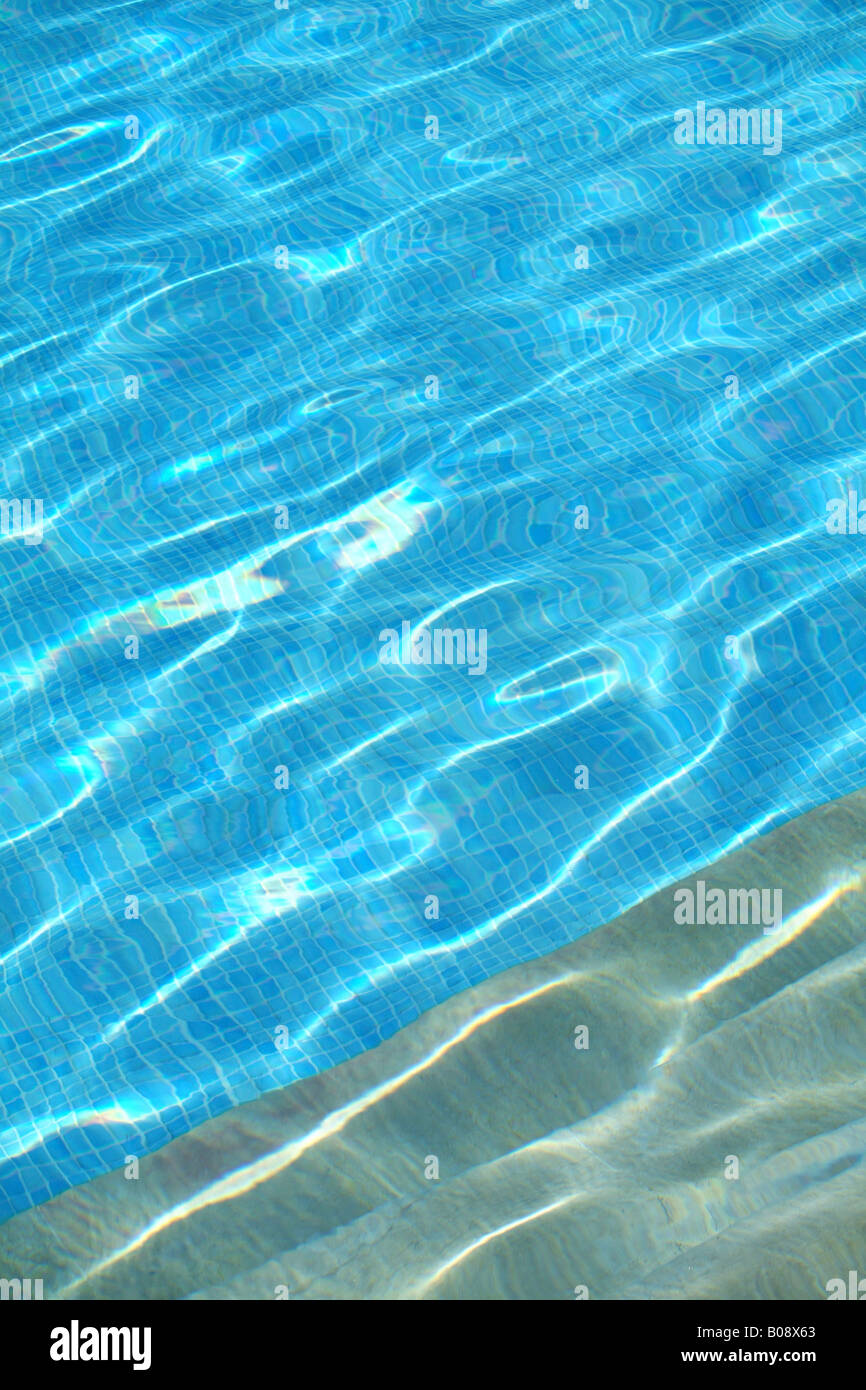 La luce del sole riflessa sulla superficie di una piscina Foto Stock