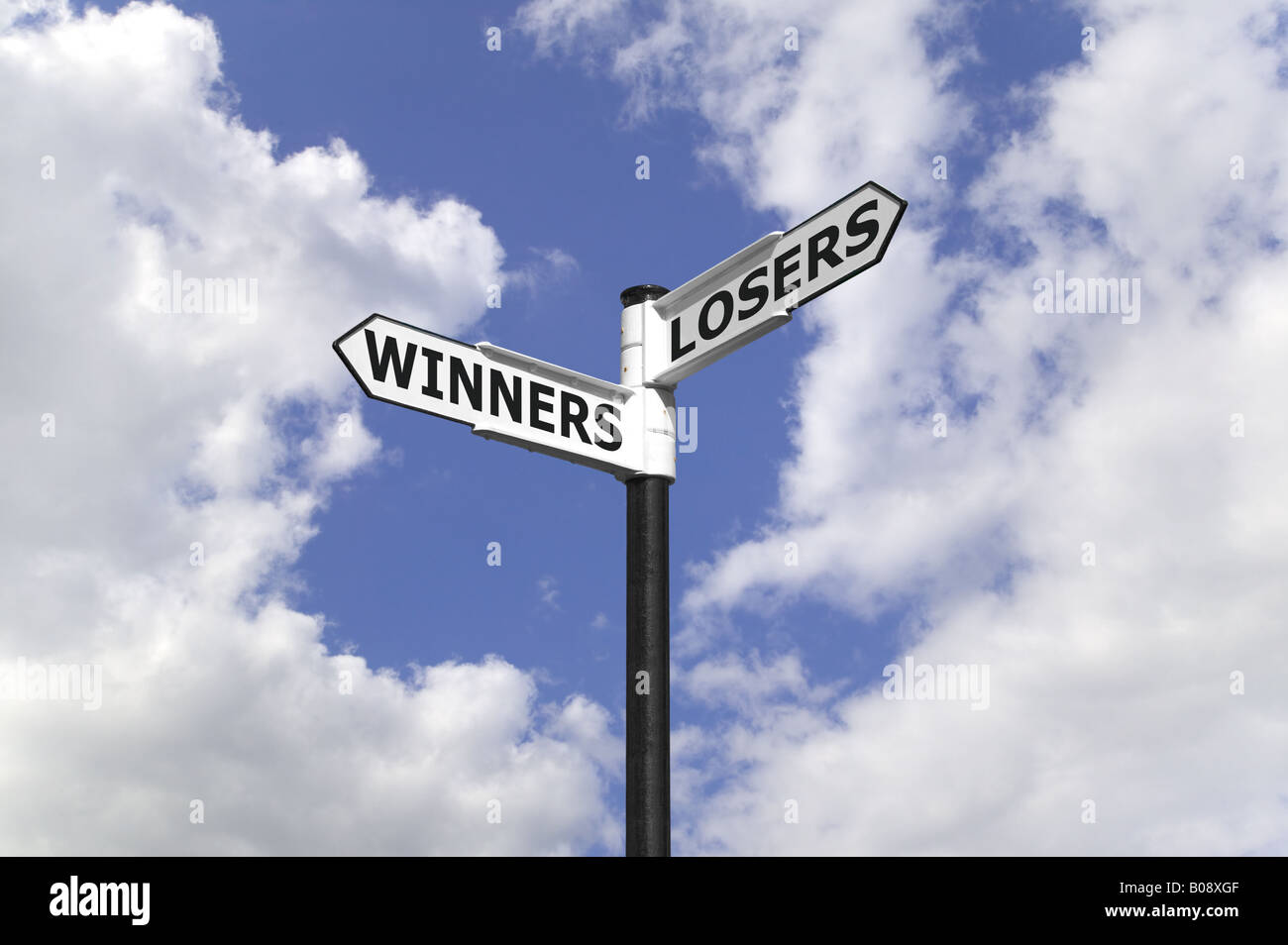 Vincitori e perdenti su un cartello contro un blu cielo nuvoloso Foto Stock