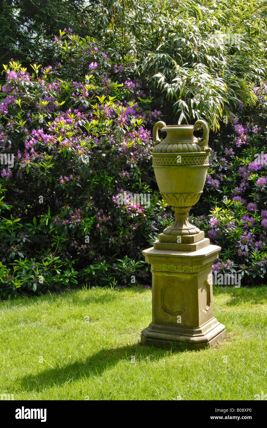 Giardino ornamentale vaso urna greca,con rododendri dietro Foto Stock