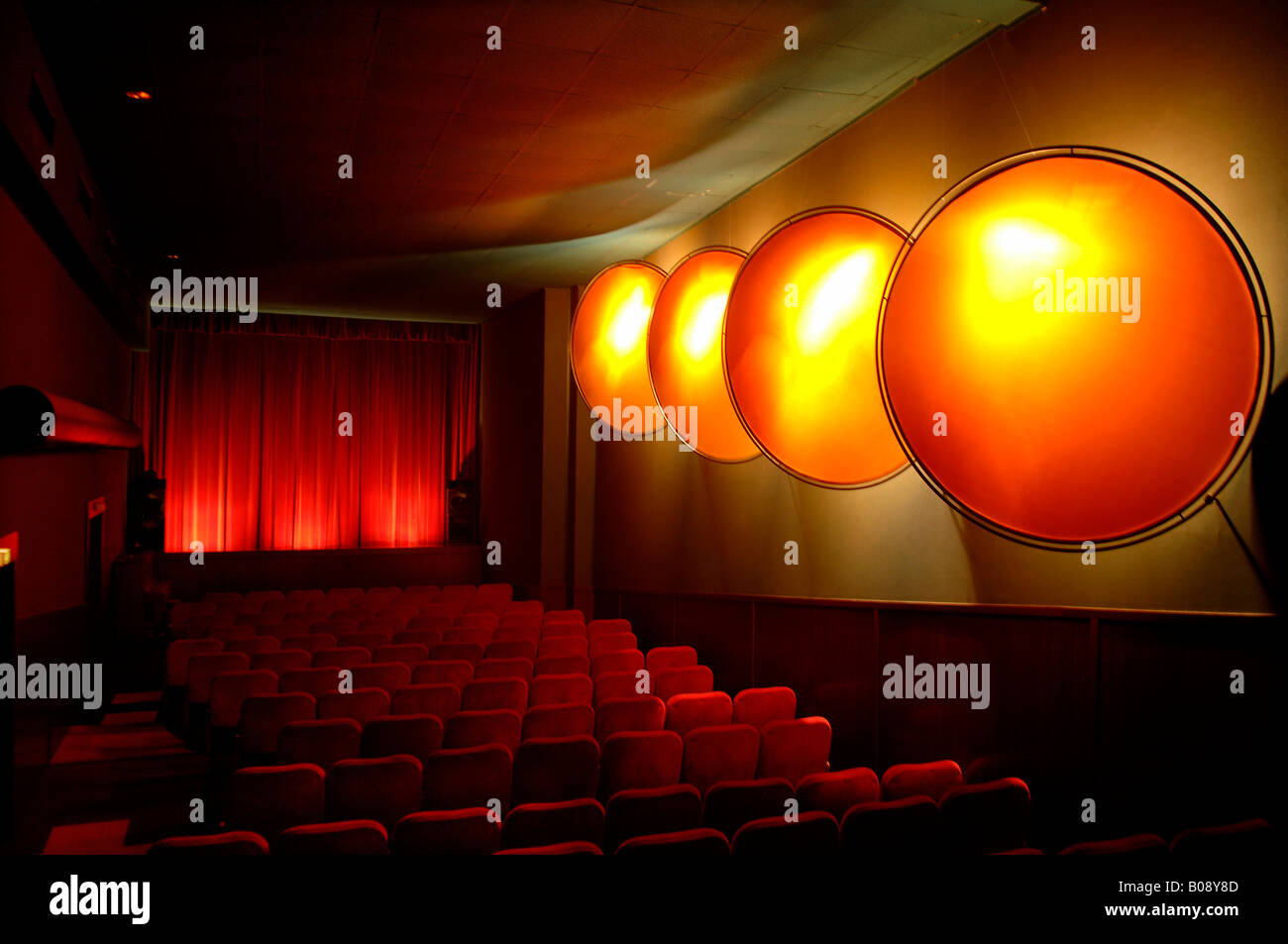 Cinema interno, sipario rosso e rosso sedili, Erlangen, Media Franconia, Baviera, Germania, Europa Foto Stock