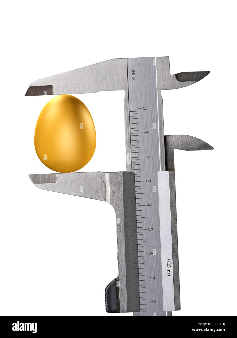 Golden Egg (simbolico) trattenuto tra una pinza, ritaglio Foto Stock