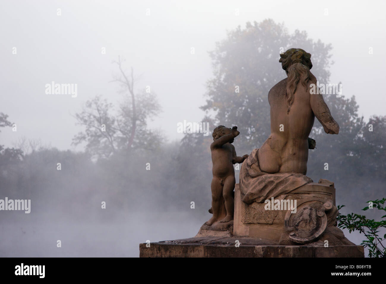 Statue di mattina nebbia Foto Stock