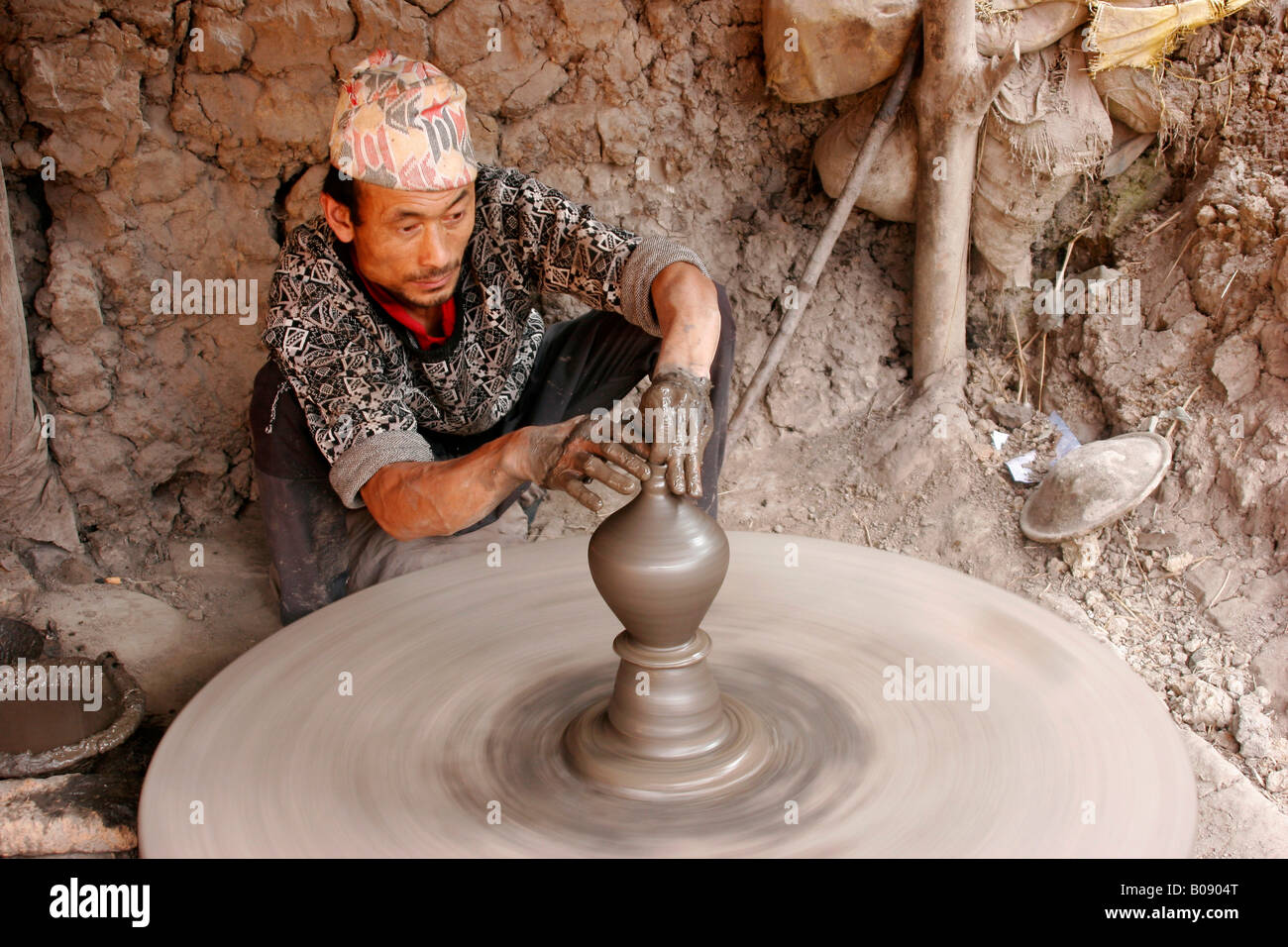 Potter a lavorare su una piscina esterna in ceramica quadrata in Bhaktapur, Nepal Foto Stock