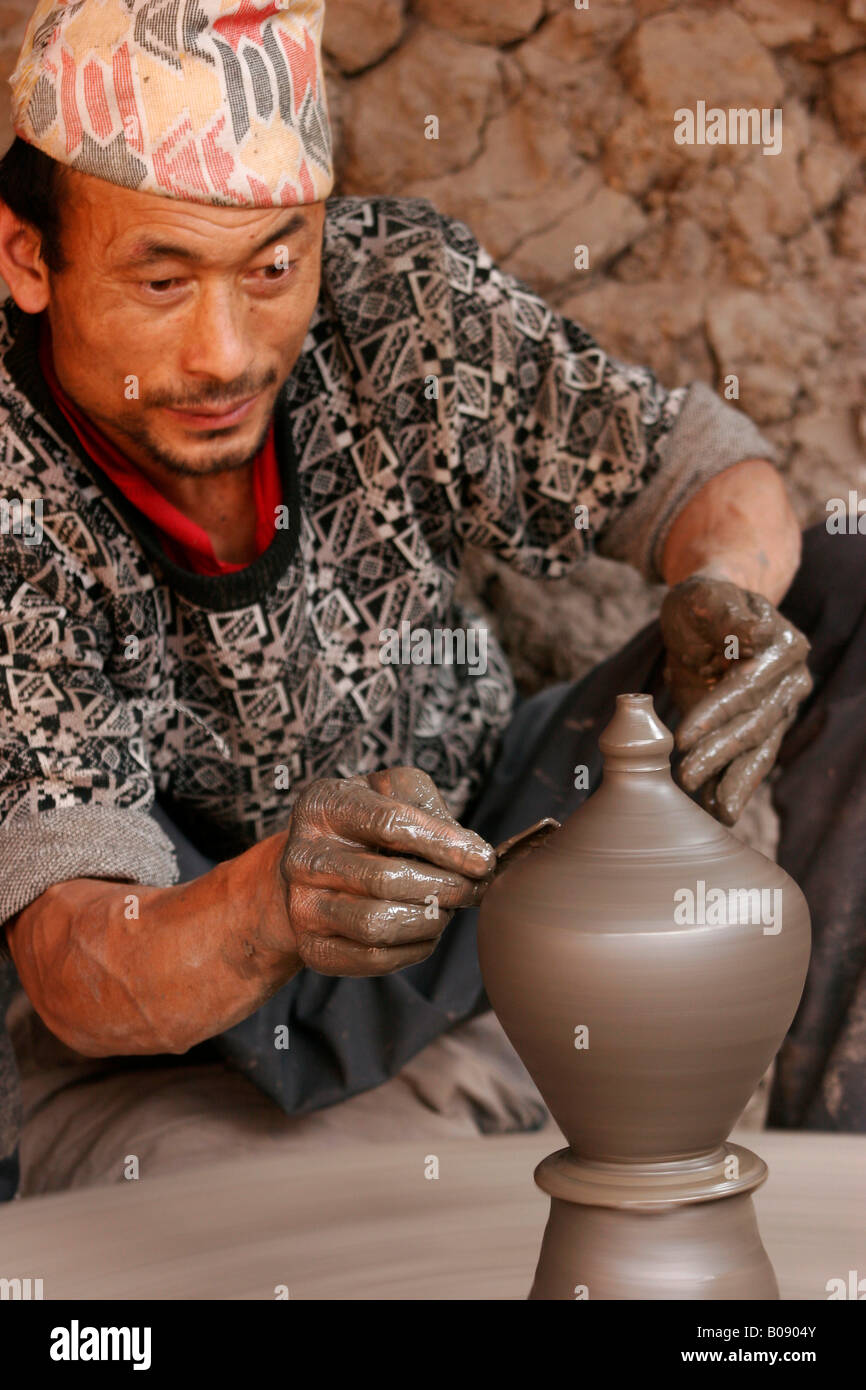 Potter a lavorare su una piscina esterna in ceramica quadrata in Bhaktapur, Nepal Foto Stock