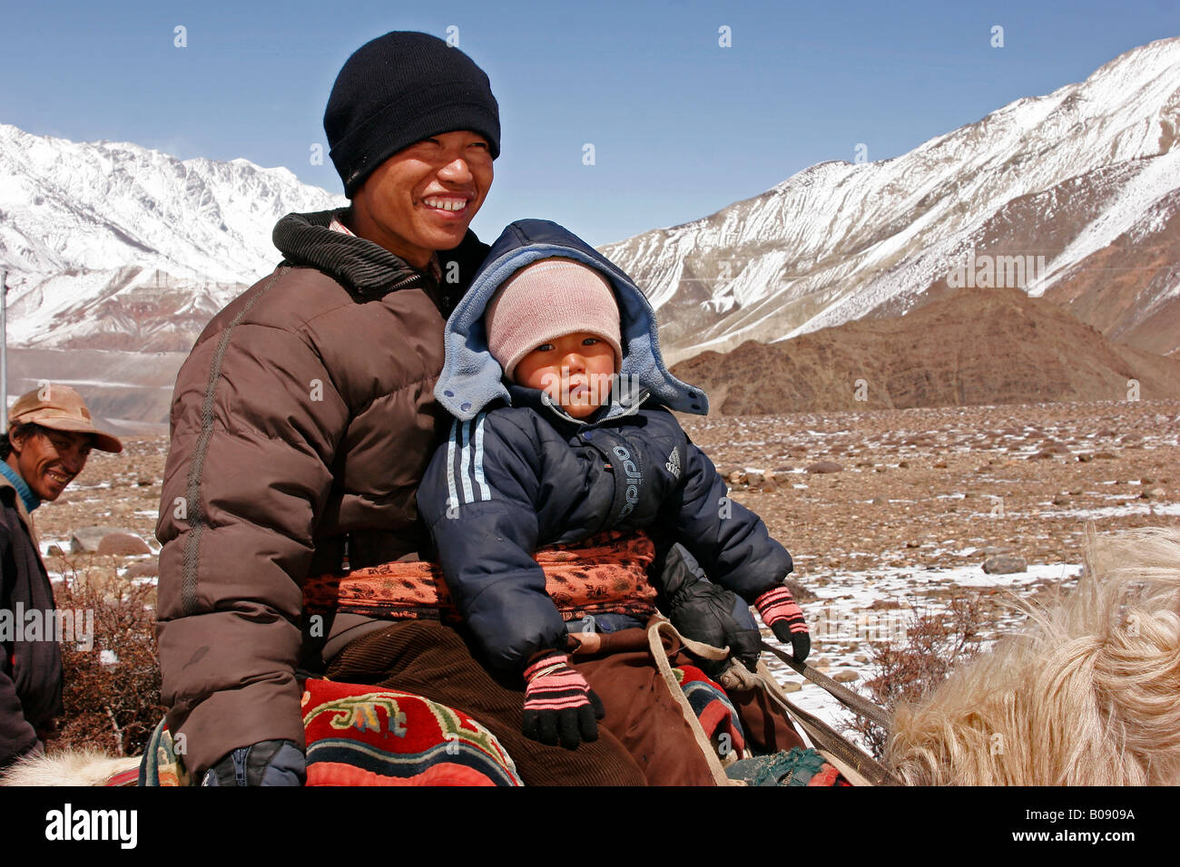 Uomo e bambino andare a cavallo nei pressi di Jharkot in Himalaya, Nepal, Asia Foto Stock