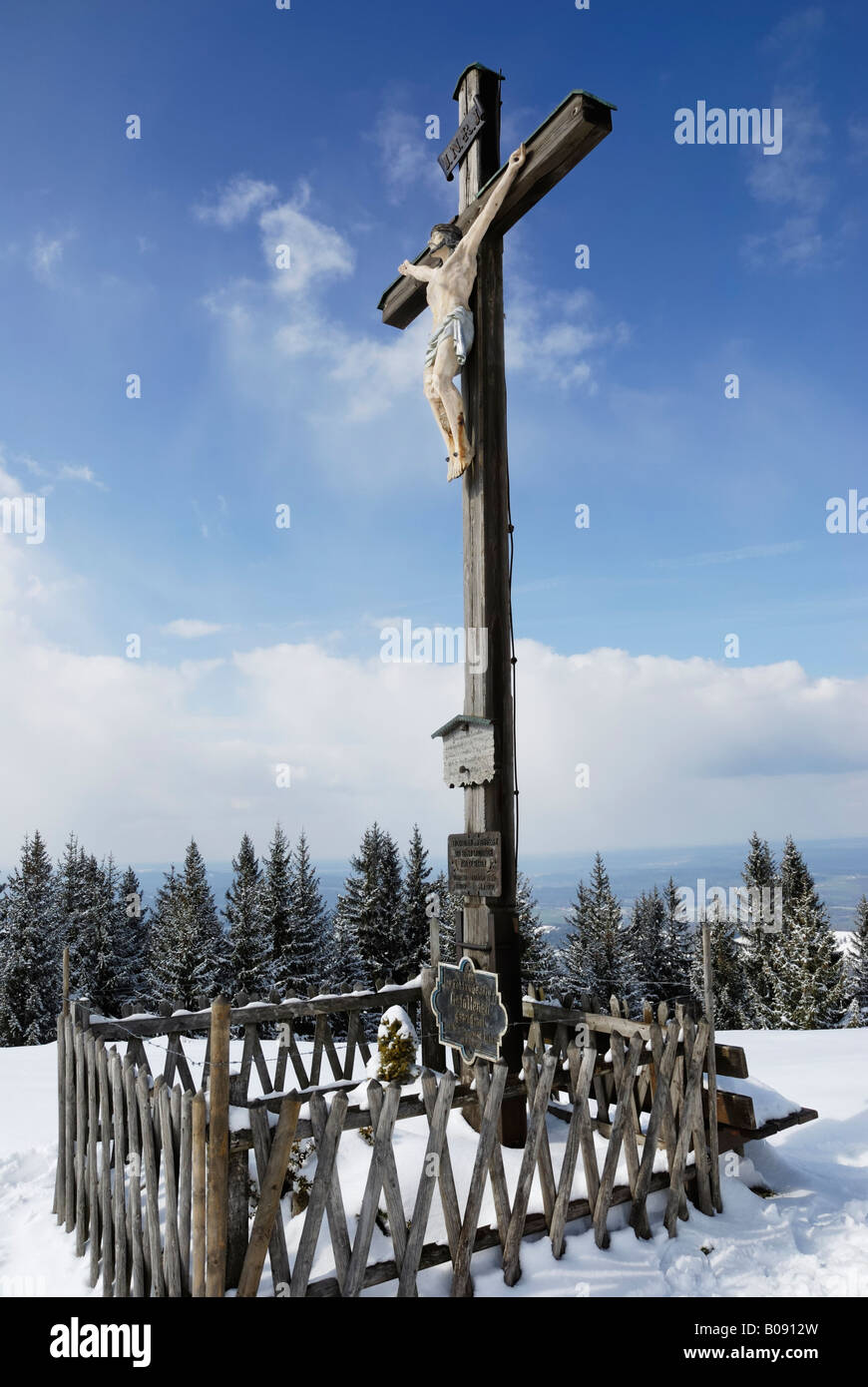 Vertice di croce con targhe commemorative su una coperta di neve di picco, Leitzachtal, Baviera, Germania Foto Stock