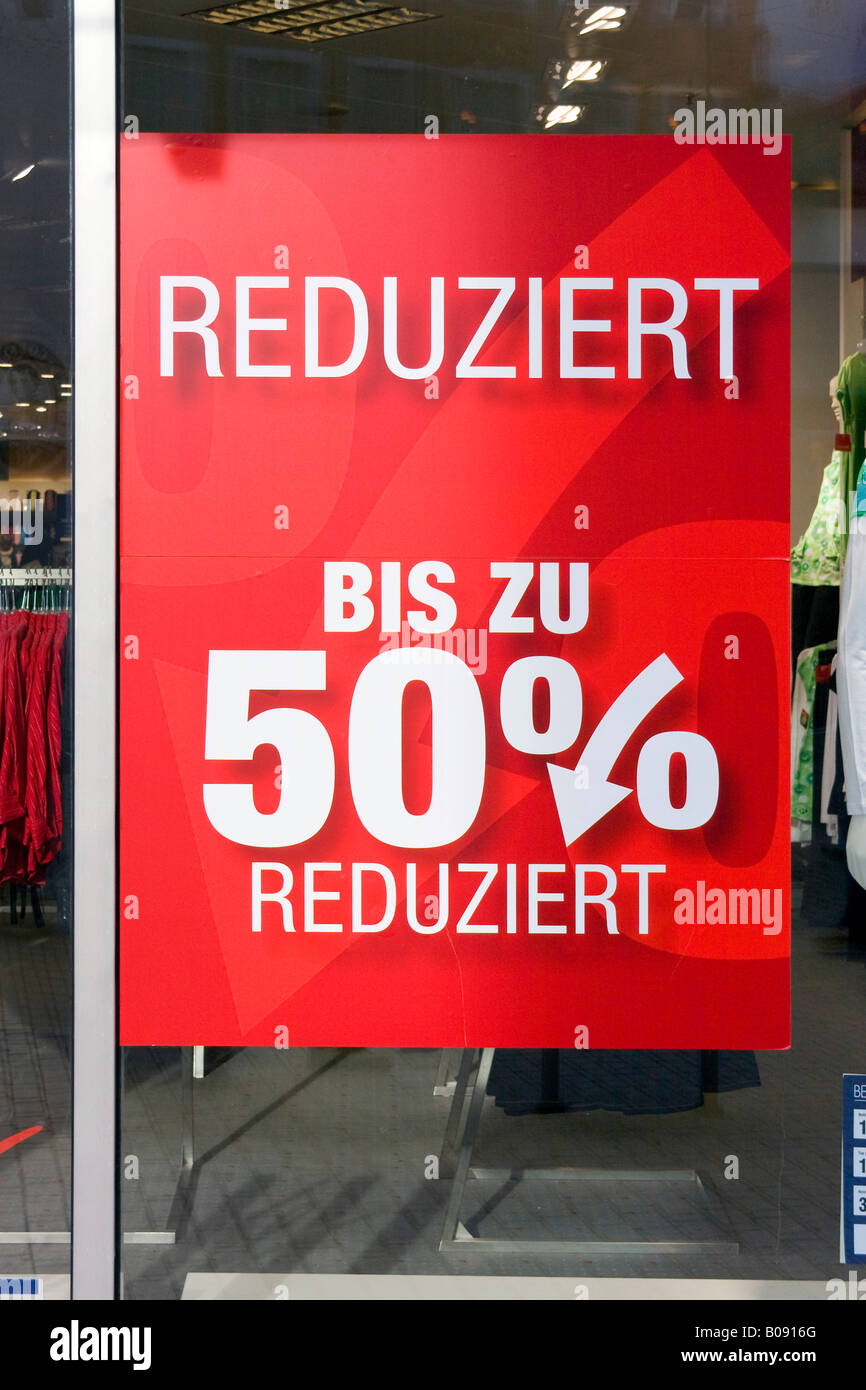 Annuncio nella vetrina di un negozio, sconto fino al 50% di sconto Foto Stock