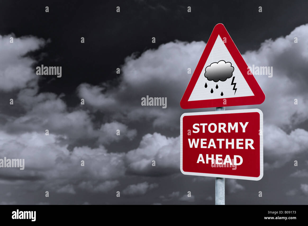 Concetto di immagine di un cartello con le tempeste in avanti contro un cielo nuvoloso scuro Foto Stock