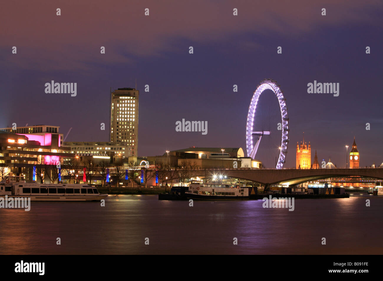 Embankment e il Teatro Nazionale, il ponte di Waterloo, London Eye ruota panoramica Ferris e il Palazzo di Westminster (retro), London, England, Regno Unito Foto Stock