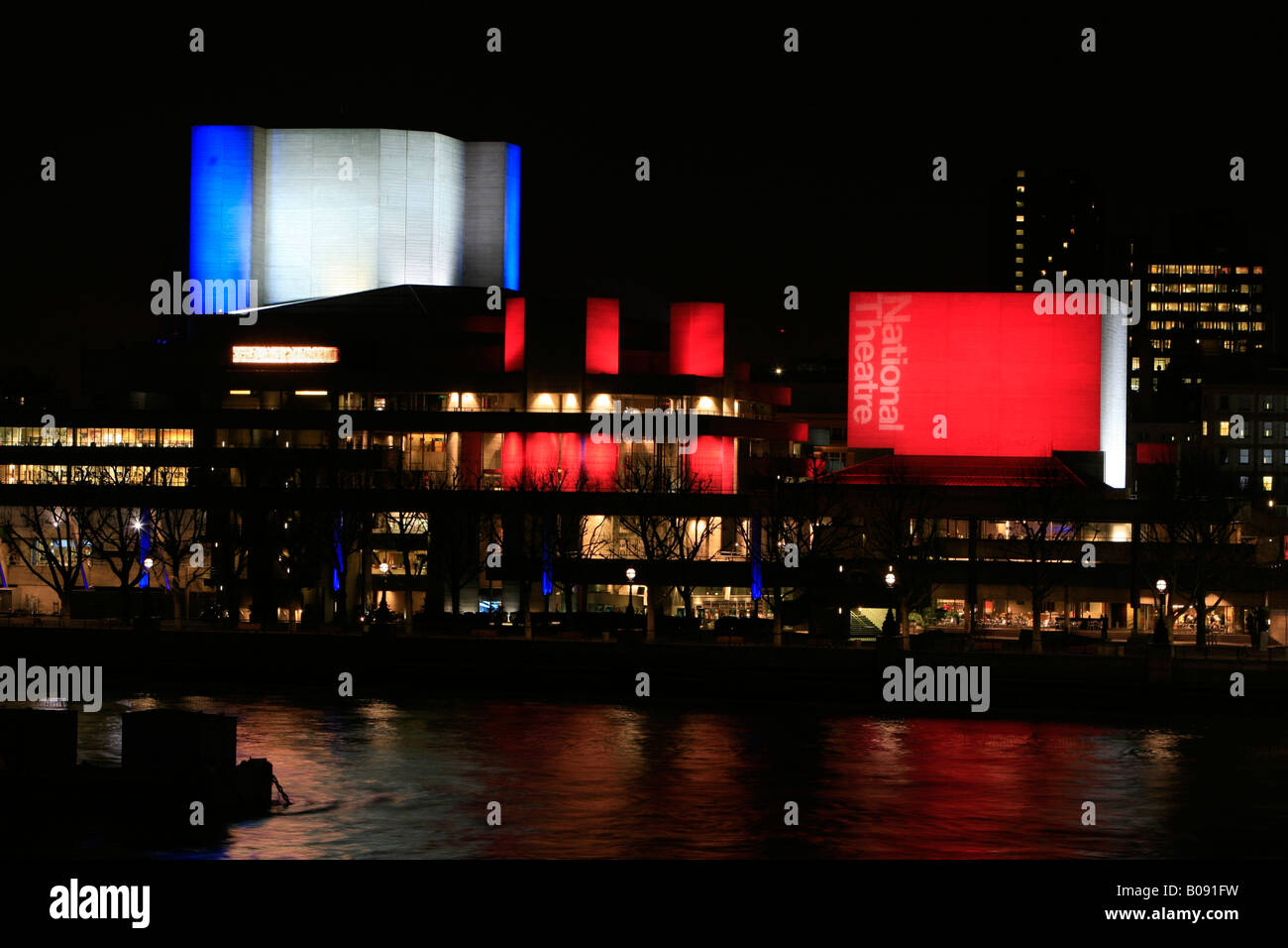 Illuminati cubi di calcestruzzo (alternando colori) del National Theatre di Londra, Inghilterra, Regno Unito Foto Stock