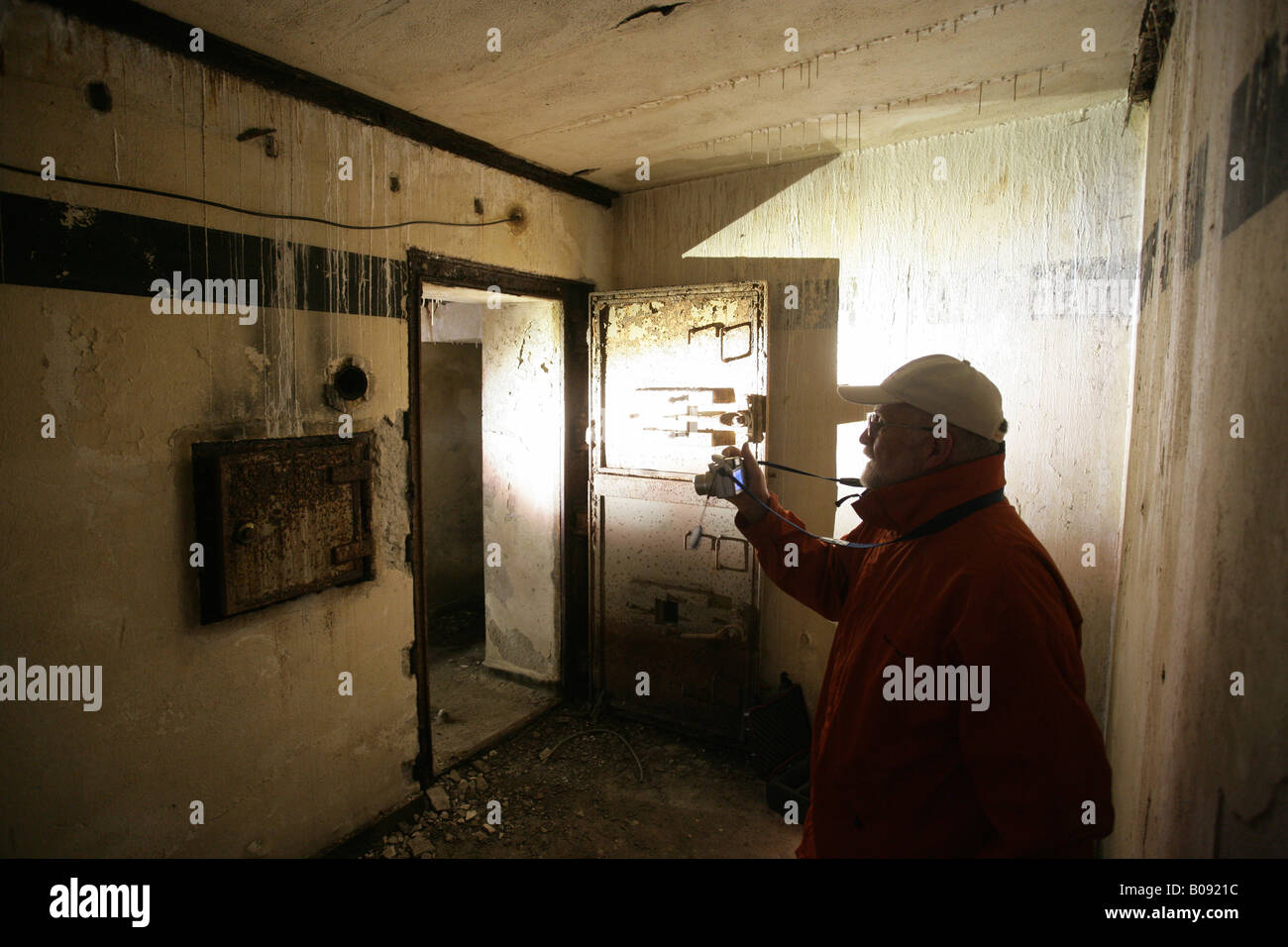 Historian esaminando la porta di ingresso a un bunker della Seconda guerra mondiale a Koblenz, Renania-Palatinato, Germania Foto Stock