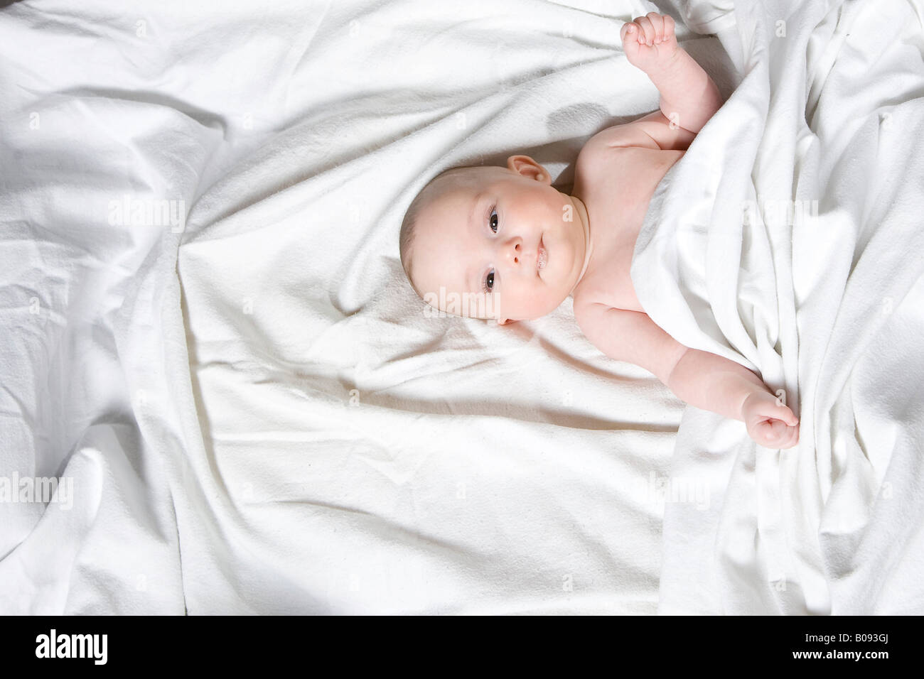 Quattro-mese-vecchio bambino avvolto in una coperta Foto Stock