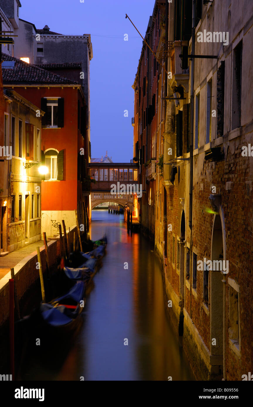 Vista delle gondole in un canale, sera, Venezia, Veneto, Italia Foto Stock