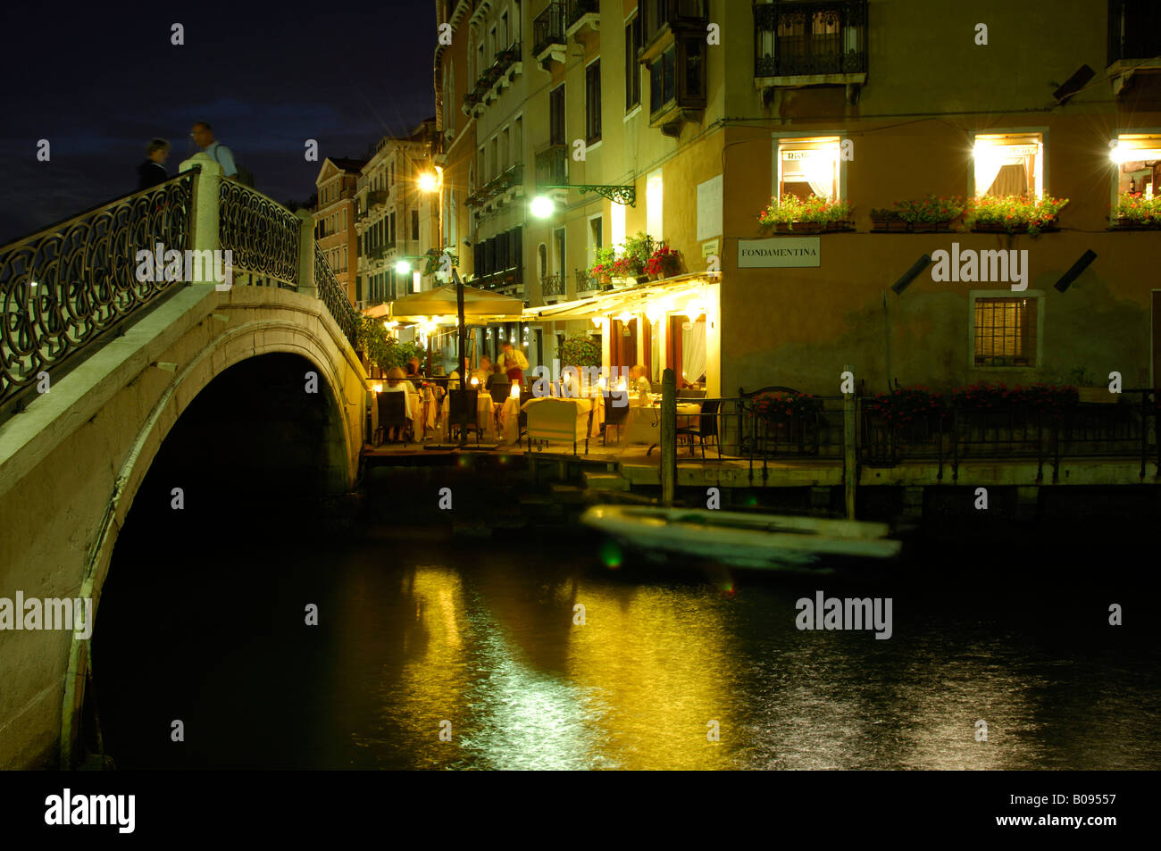 Vista di un ristorante accanto ad un canale in una notte, Venezia, Veneto, Italia Foto Stock