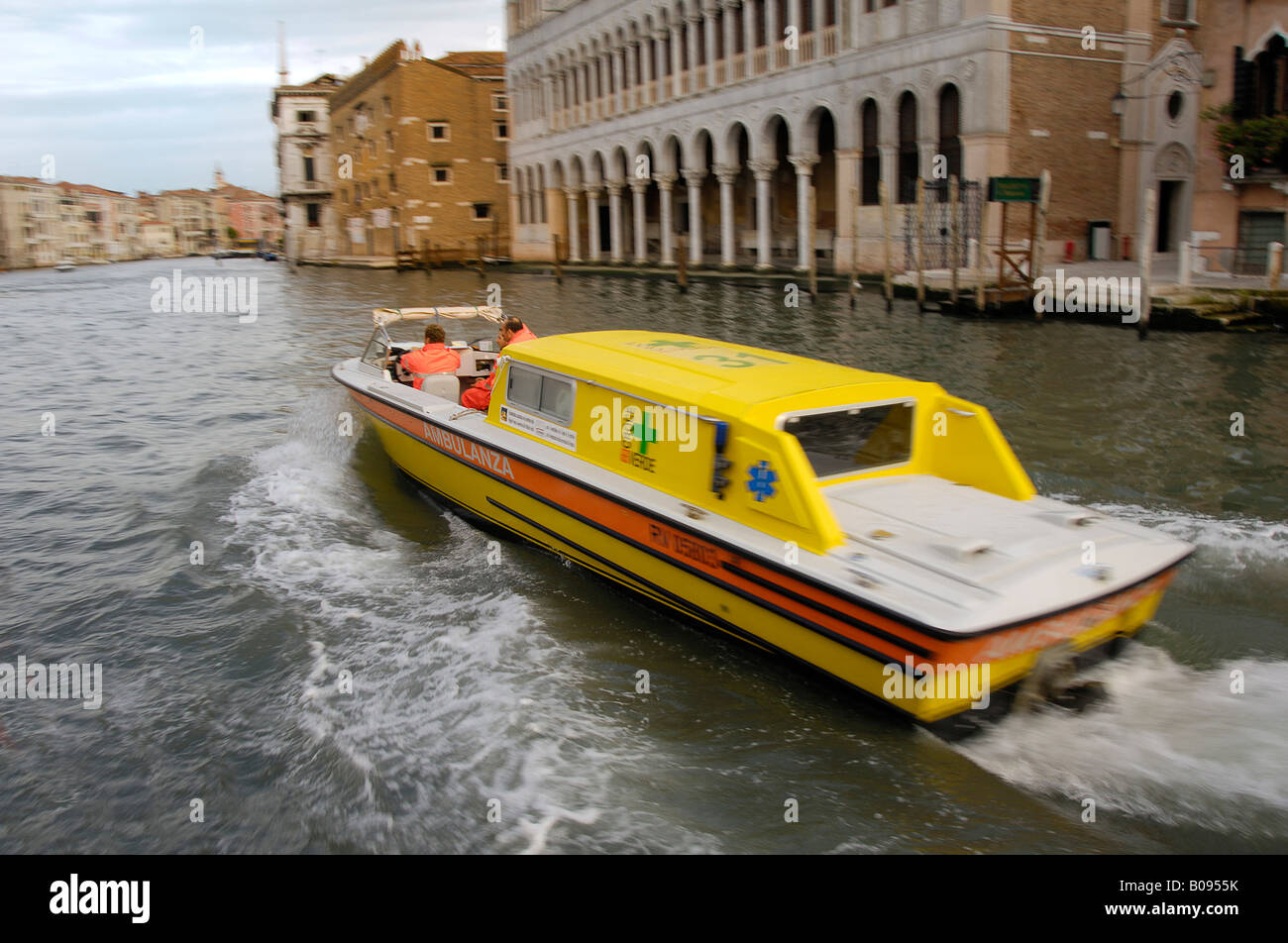 Acqua ambulanza navigare il Canale Grande, Canal Grande Venezia, Veneto, Italia Foto Stock