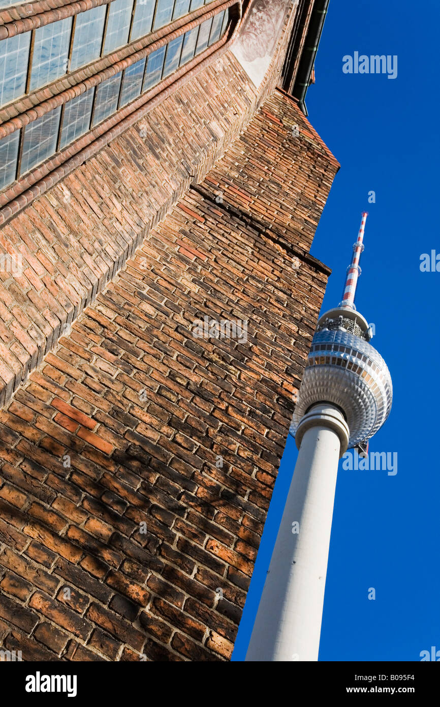 Dettaglio, San Marienkirche (St. Chiesa di Maria) e telecommunications tower, Alexanderplatz di Berlino, Germania Foto Stock