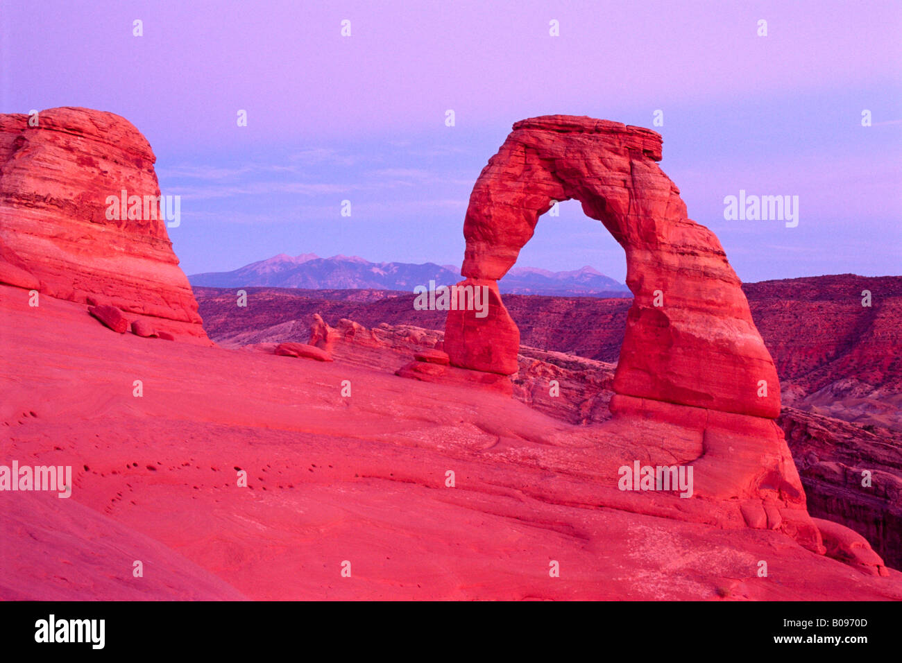 Delicate Arch e La Sal gamma, Arches National Park, Utah, Stati Uniti d'America Foto Stock