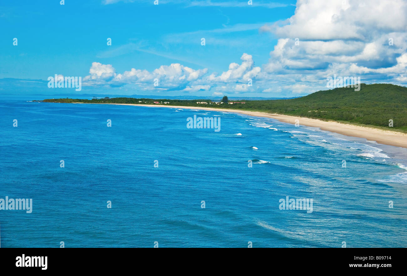 La lunga spiaggia di curvatura di una costa tropicale Foto Stock
