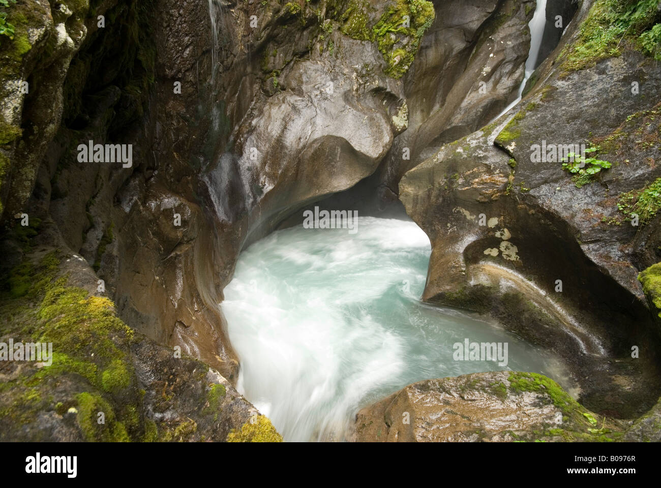 Fast-acqua che scorre in una forra alpina, Wildgerlos Valley, Salisburgo, Austria Foto Stock