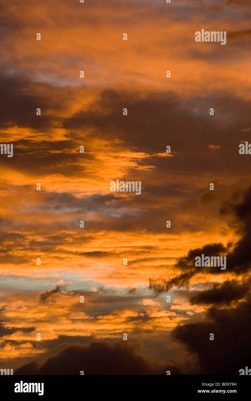 Le nuvole in una rutilante orange sky, Inntal, Tirolo, Austria, Europa Foto Stock
