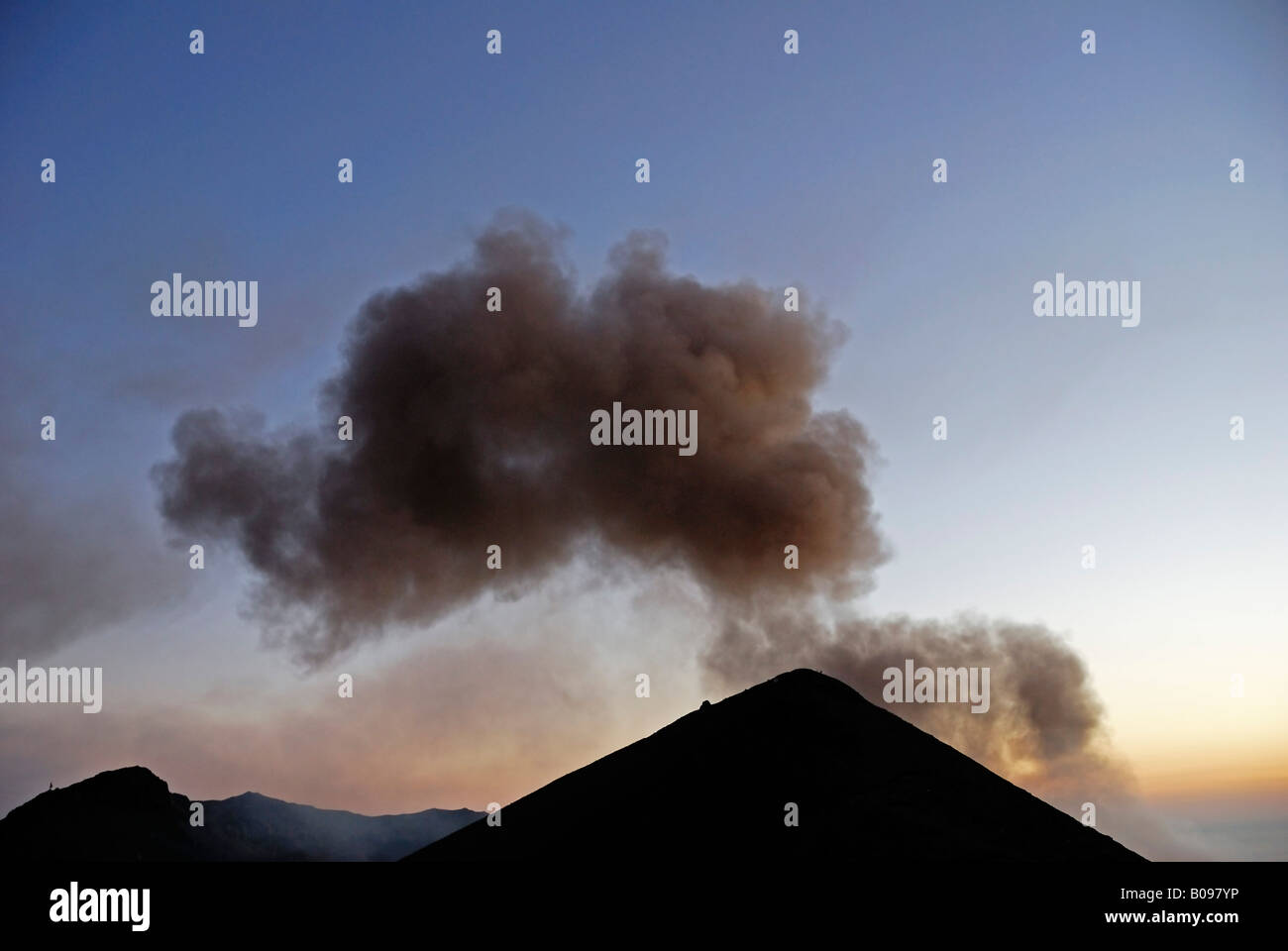 Fumo da un vulcano attivo, Stromboli, Isole Eolie, Italia Meridionale Foto Stock