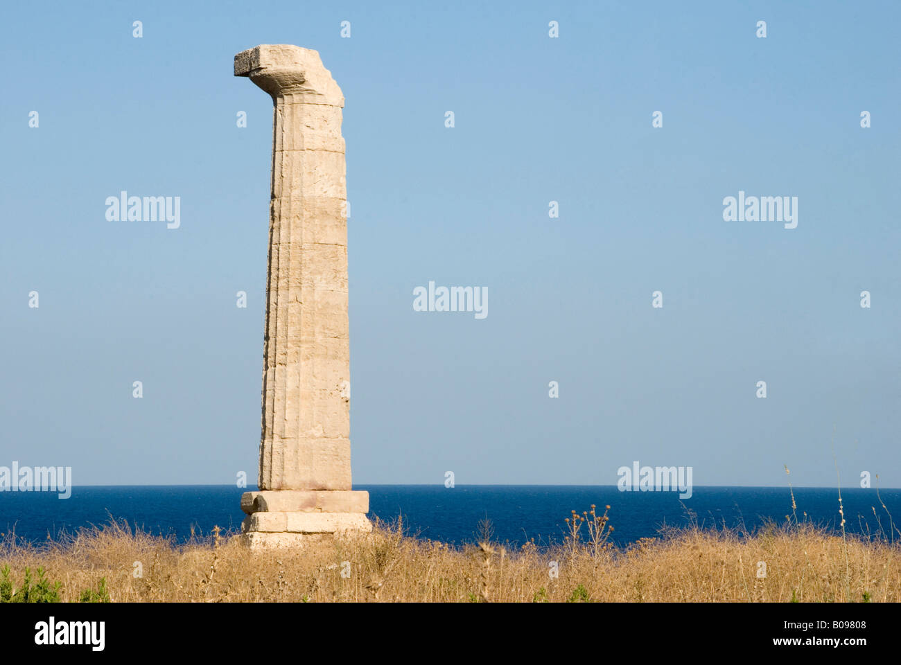 Singola colonna di pietra per le rovine di un tempio rovina alla dea Hera, vista sul mare, Capo Colonna, Calabria, Italia Meridionale Foto Stock